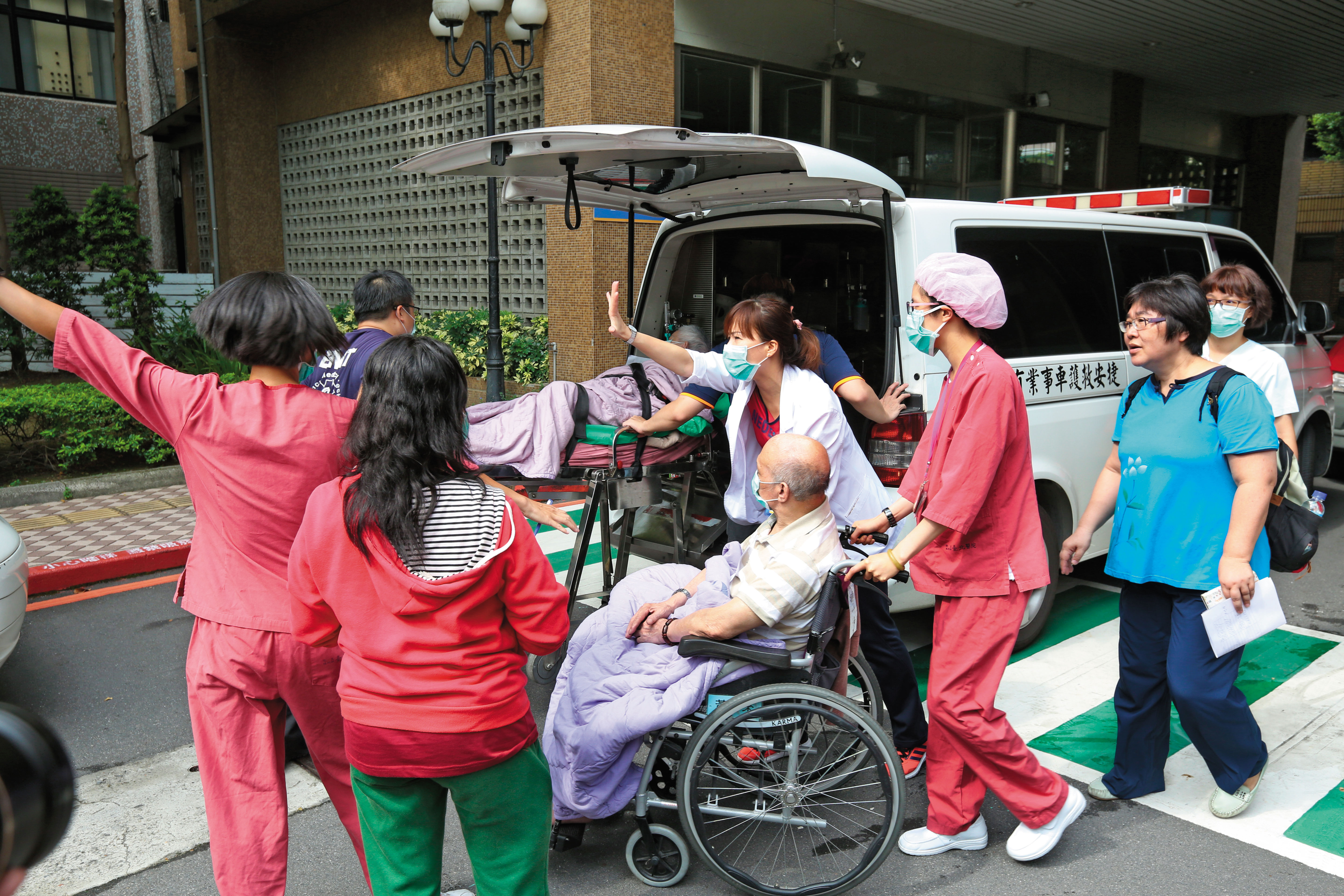 衛福部台北醫院昨日凌晨發生火警，院方醫護緊急疏散民眾轉院，但對去向交待不清，有家屬到第四家醫院才發現至親，卻已是一具燻黑的遺體。