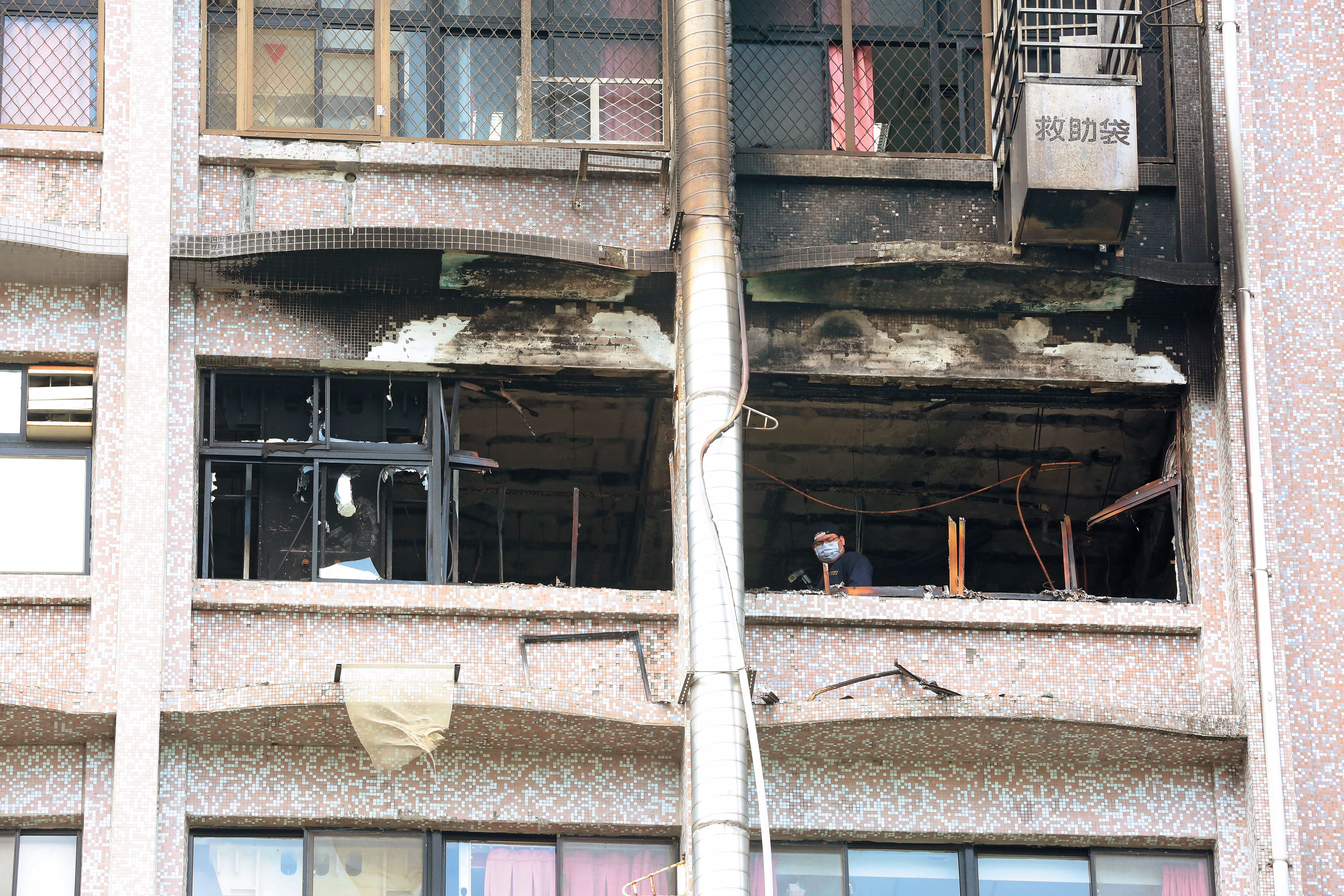 衛福部台北醫院7樓的安寧病房區發生火警，火勢延燒近1個小時，造成病房全毀。