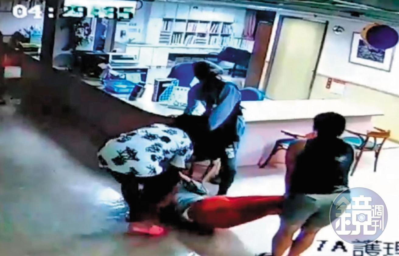 08-13-2018 04:29:35，7樓監視器拍下火警發生瞬間，護理人員將病患撤離。（翻攝畫面）
