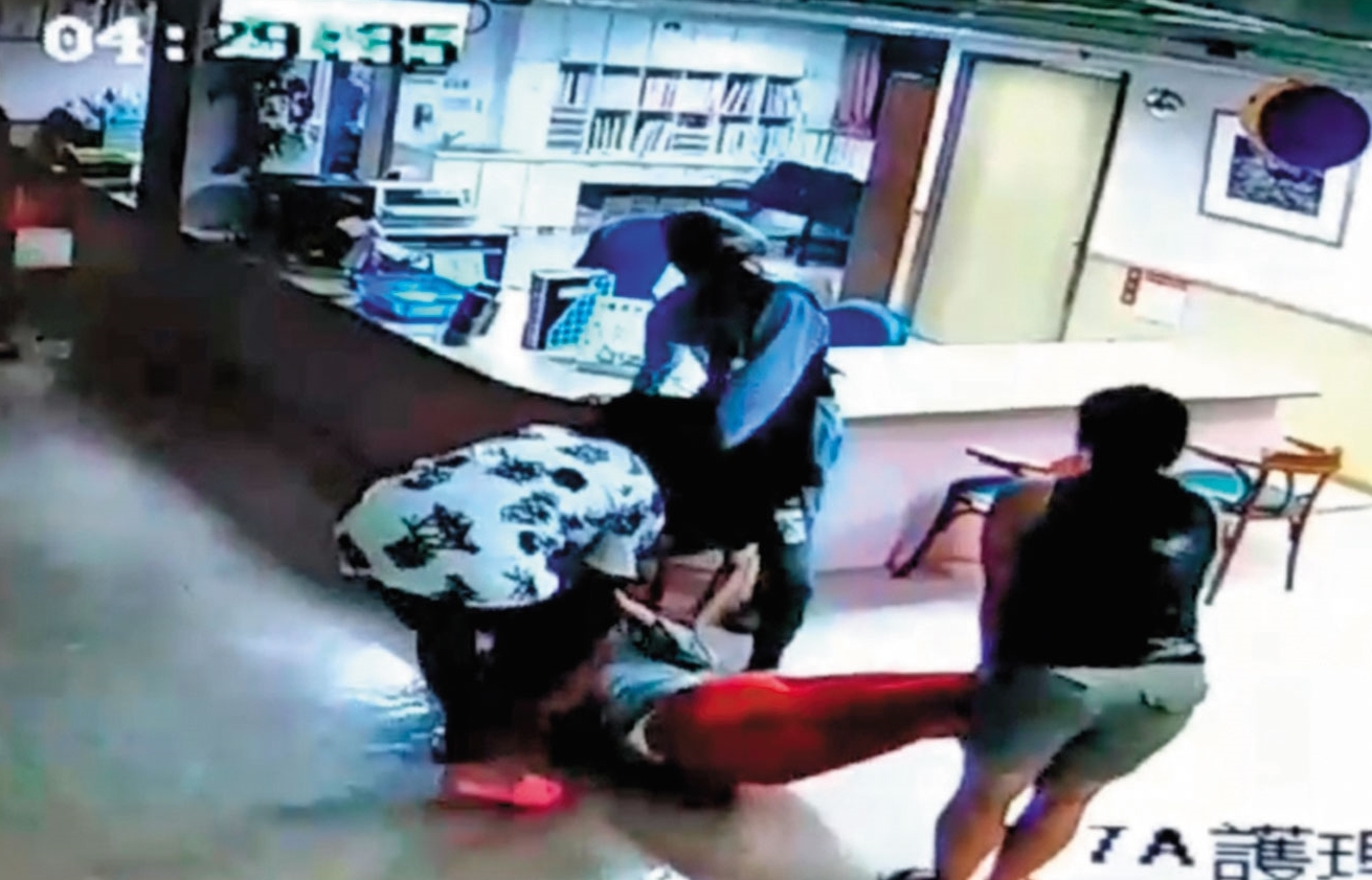 08-13-2018 04:29:35，7樓監視器拍下火警發生瞬間，護理人員將病患撤離。（翻攝畫面）