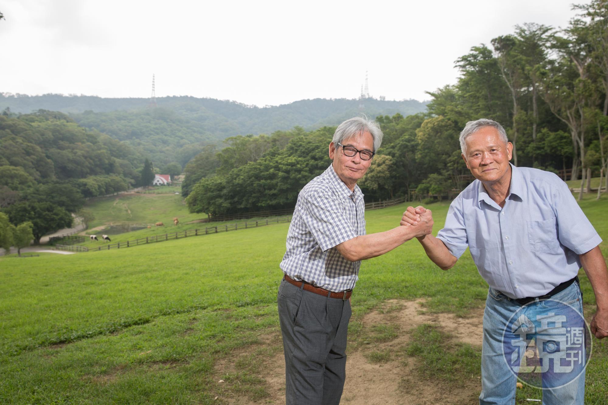 吳敦瑤（右）與施尚斌（左）是第一批公費赴美學習養牛青年，返台後在苗栗通霄開墾中部青年酪農村，後轉型休閒觀光，打造飛牛牧場。