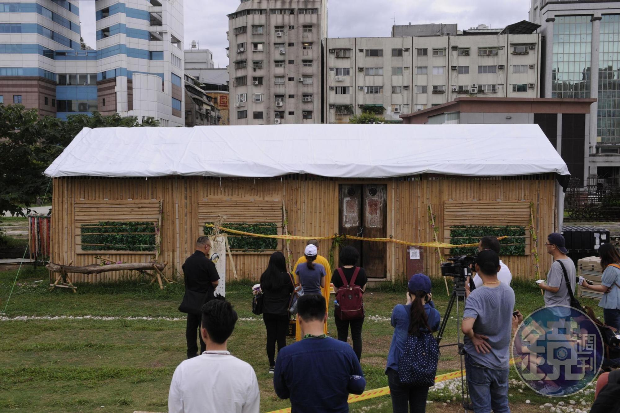 招魂儀式進行約莫半個小時中，親友們全程不發一語全場靜默。