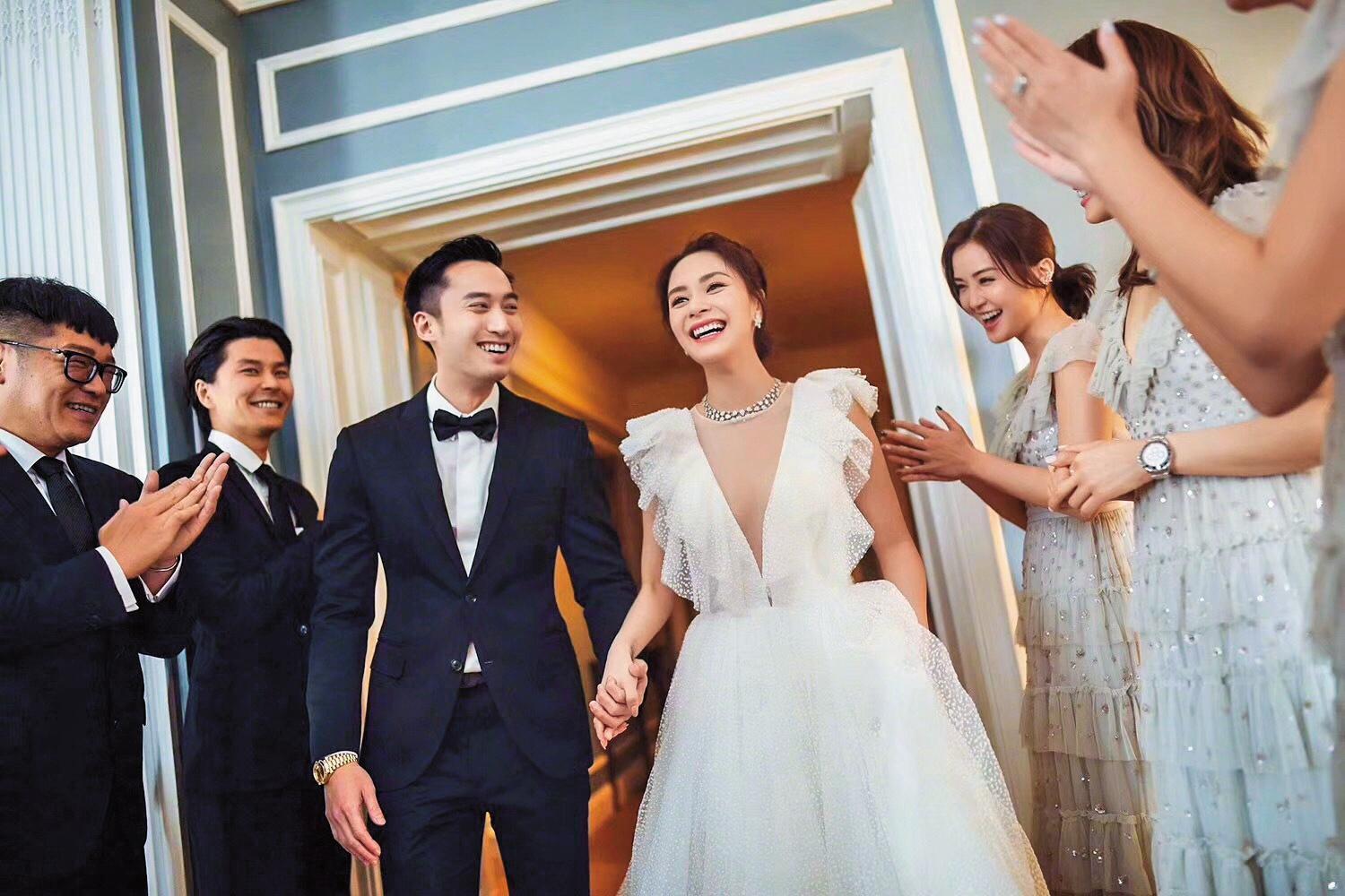 和鍾欣桐（右三）結婚的「醫美王陽明」賴弘國（左三）也是薛博仁旗下醫生。（東方IC）