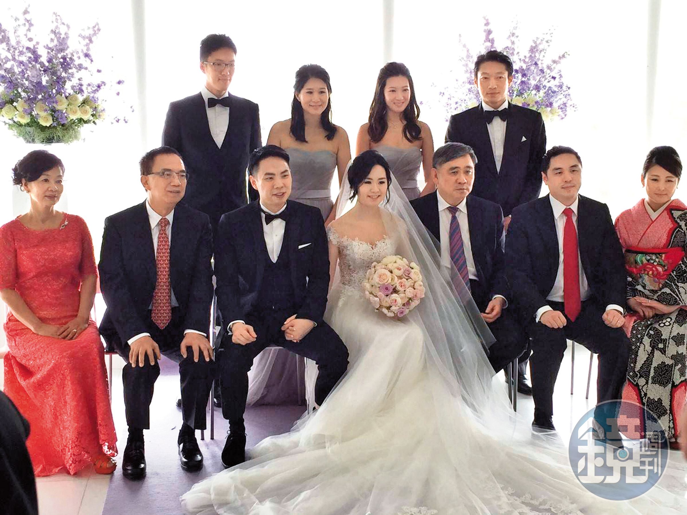 王思涵結婚時，麻衣（前右一）也在場，沒想到事到如今雙雙變調；王文洋（前右三）以自己的曲折情史，內心也應是百感交集。（讀者提供）