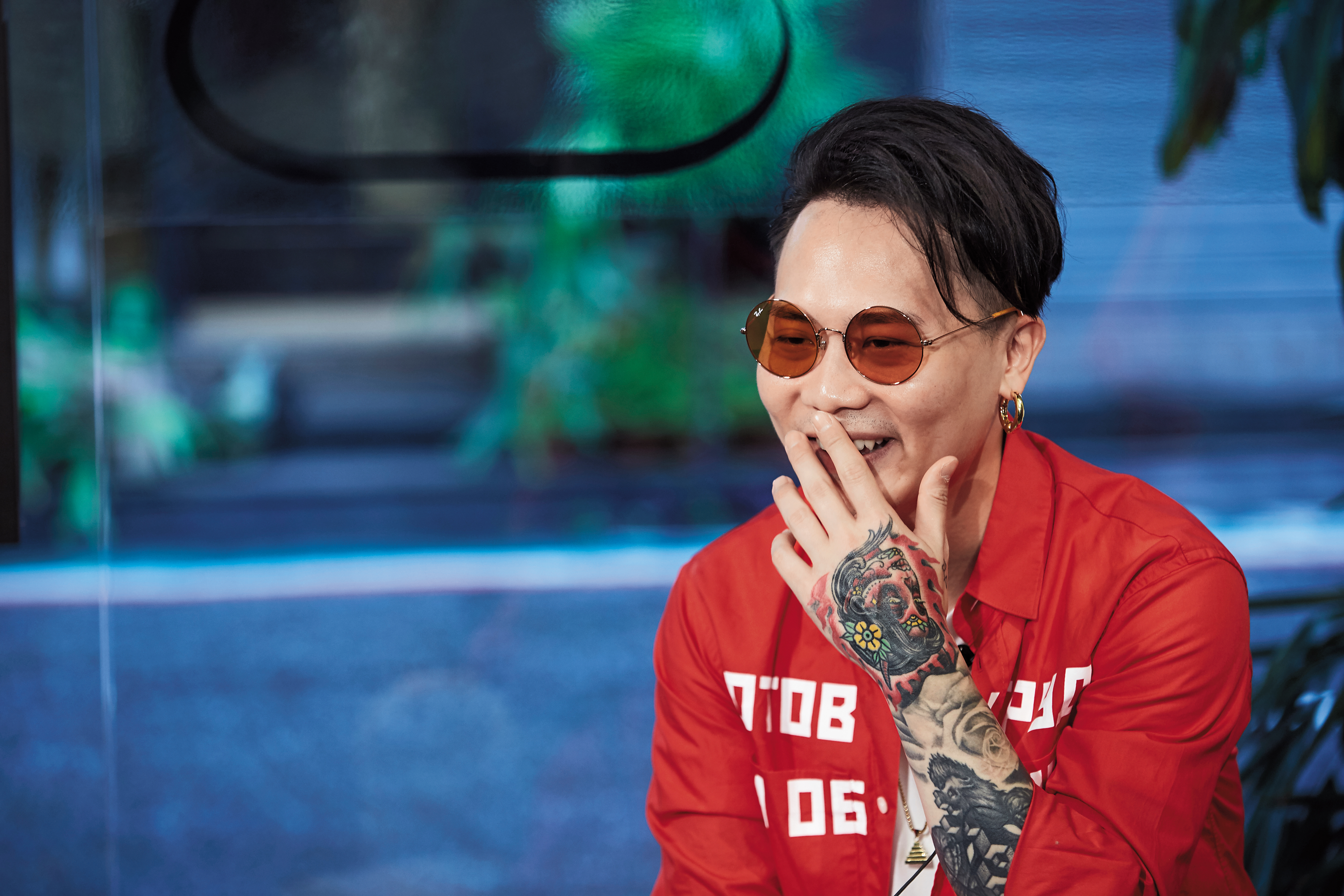 經過MP魔幻力量時期鮮豔的造型，蕭秉治現在的穿衣哲學改走乾淨簡單路線，一件素面T-Shirt、搭配襯衫、外套都能簡單有型。