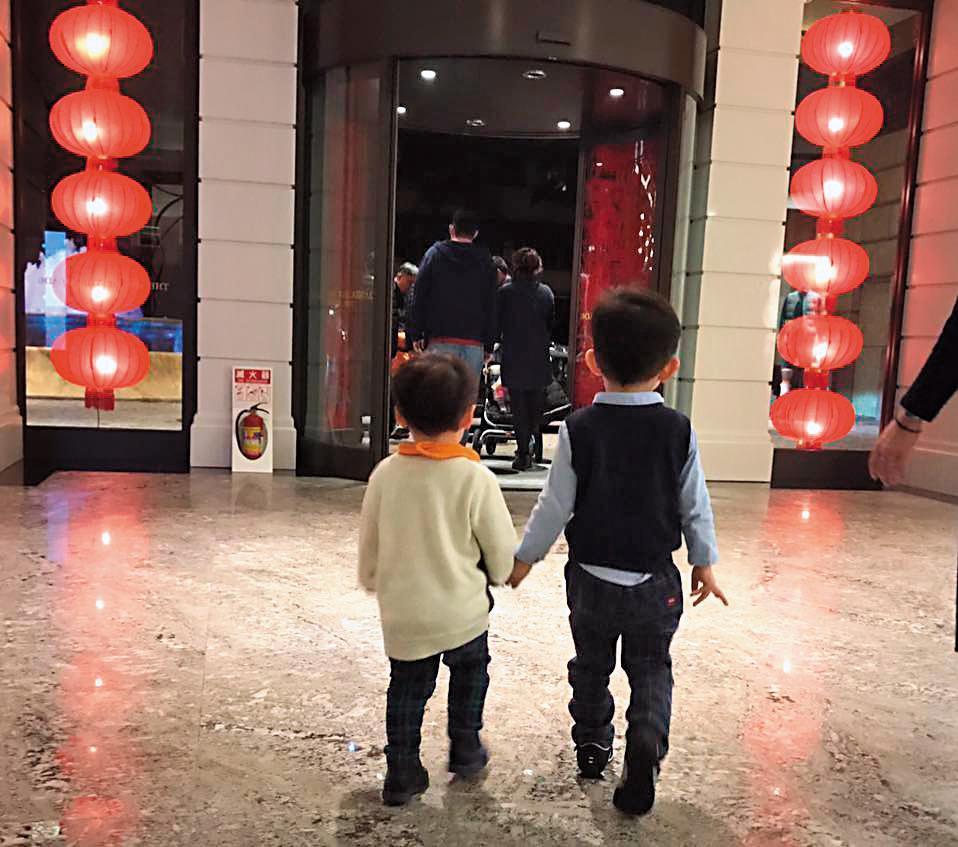 疼孫的王文洋買玩具都會買個2份,一份給家裡王思涵的「外孫」,一份則寄日本給「內孫」。