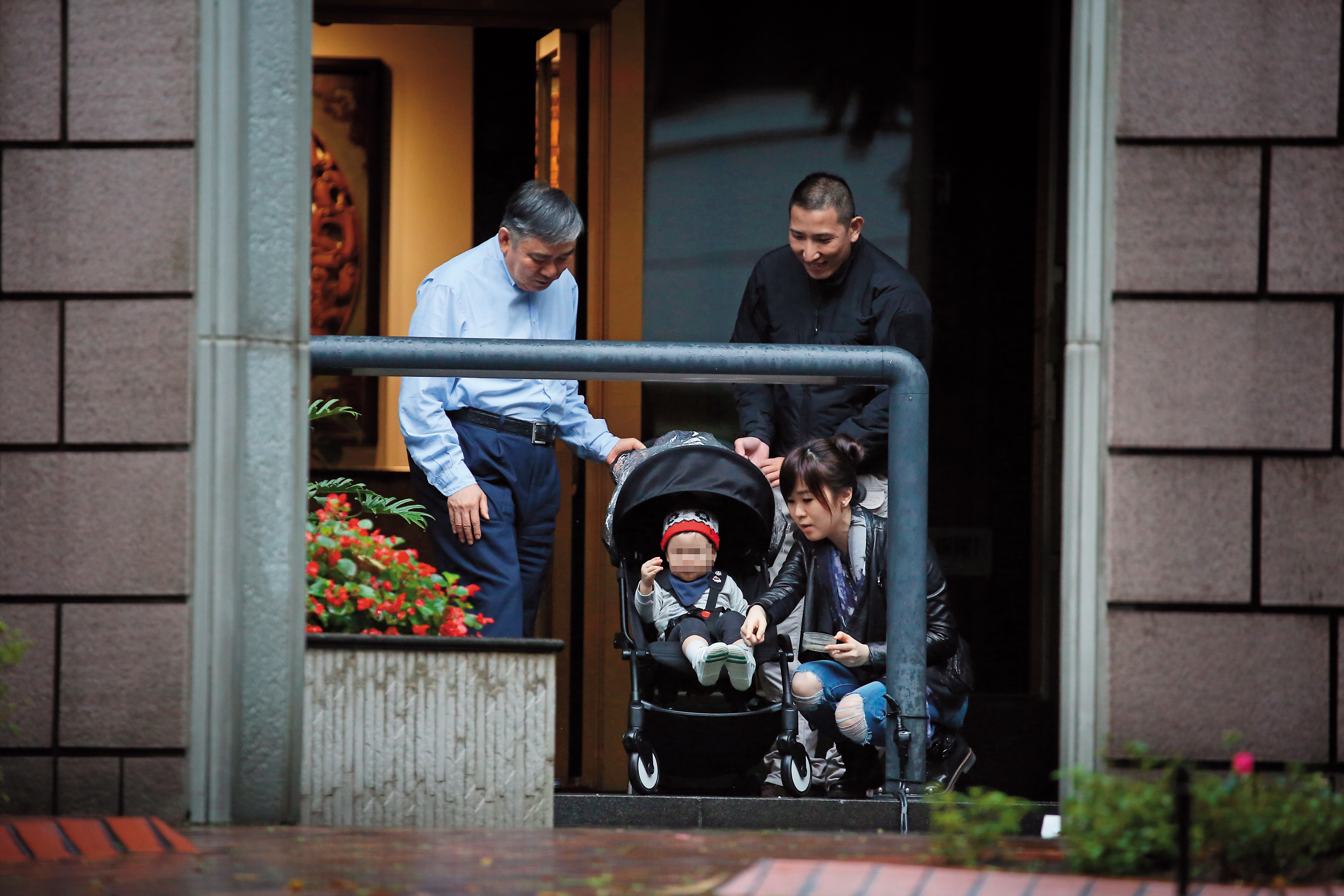 之前本刊曾經捕捉到王文洋含貽弄孫的慈愛畫面，那是女兒王思涵的小孩，即外孫。