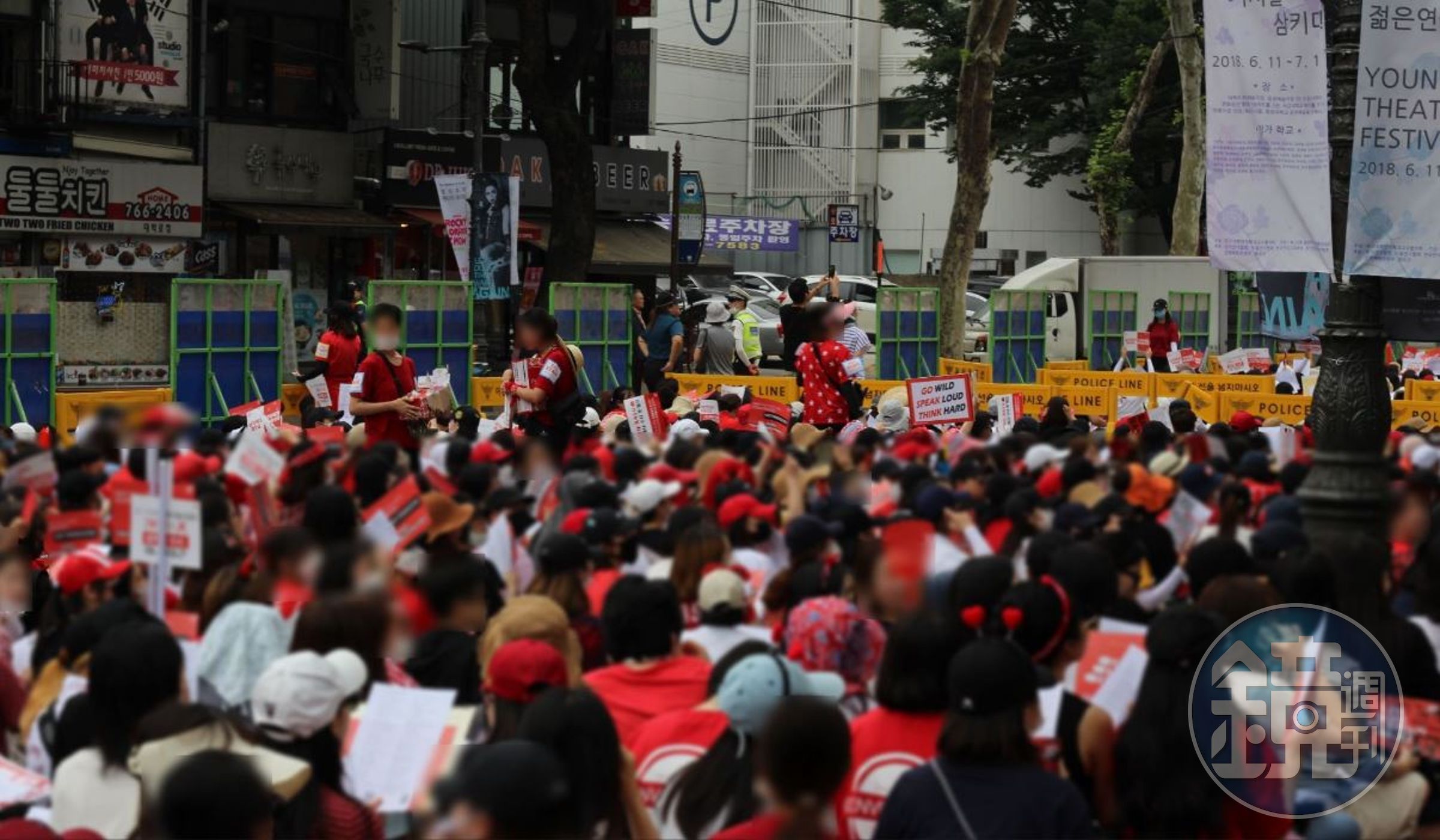 今年5月起，首爾每個月都聚集數萬人走上街頭，抗議政府對偷拍案件處置消極。（翻攝自Pablo Maillé TWITTER）