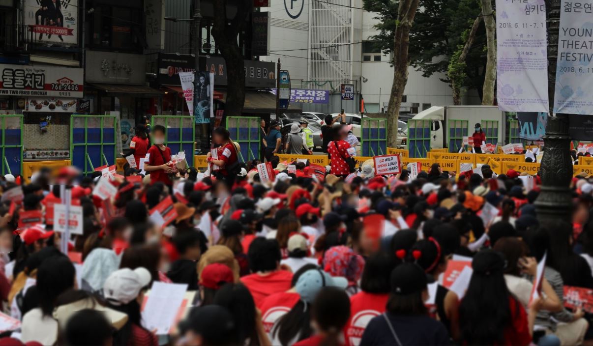 今年5月起，首爾每個月都聚集數萬人走上街頭，抗議政府對偷拍案件處置消極。（翻攝自Pablo Maillé TWITTER）