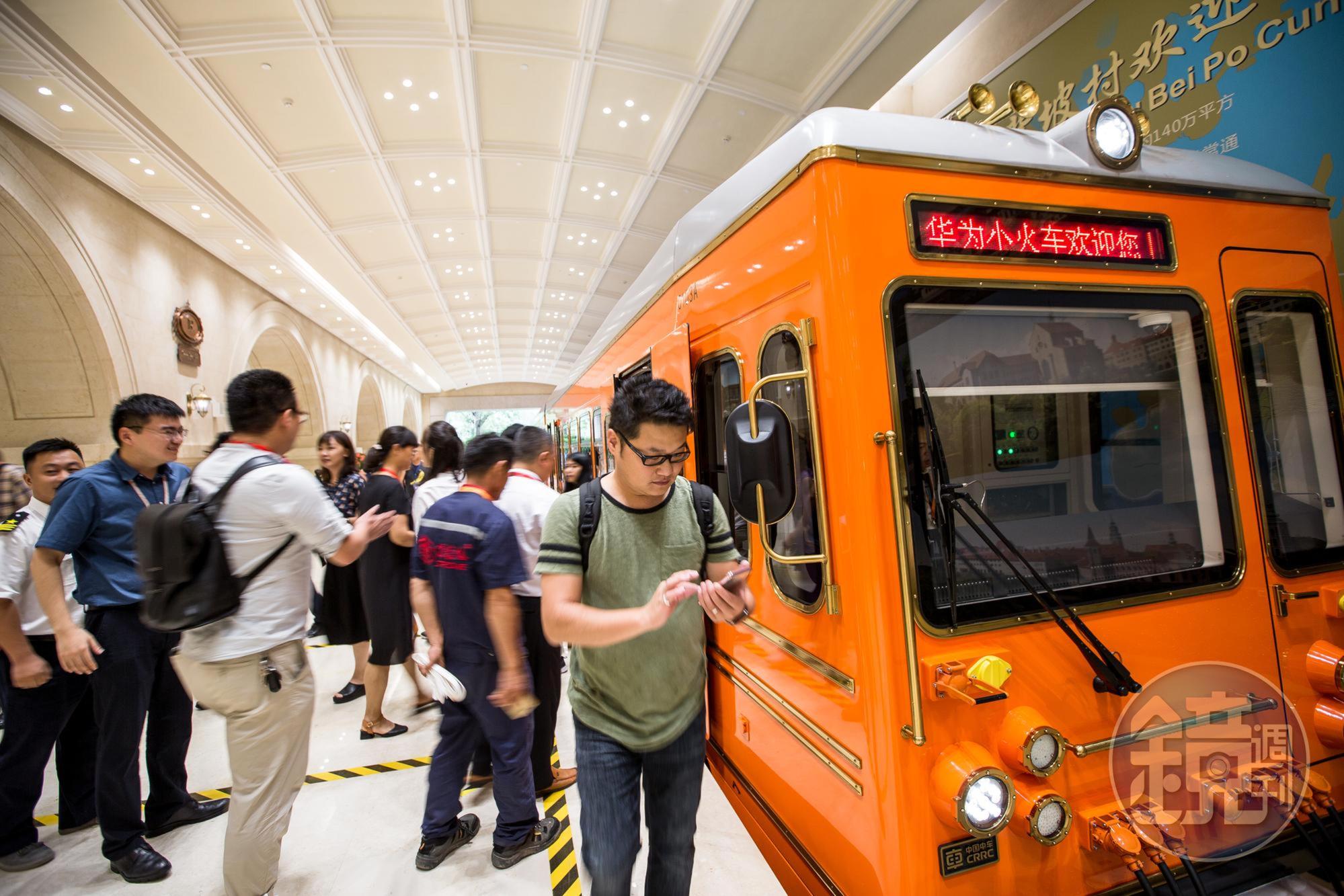 為了接駁員工,華為在總部內蓋了一條5.6公里的鐵路,用小火車繞行接送,沿途停靠讓員工上下車。