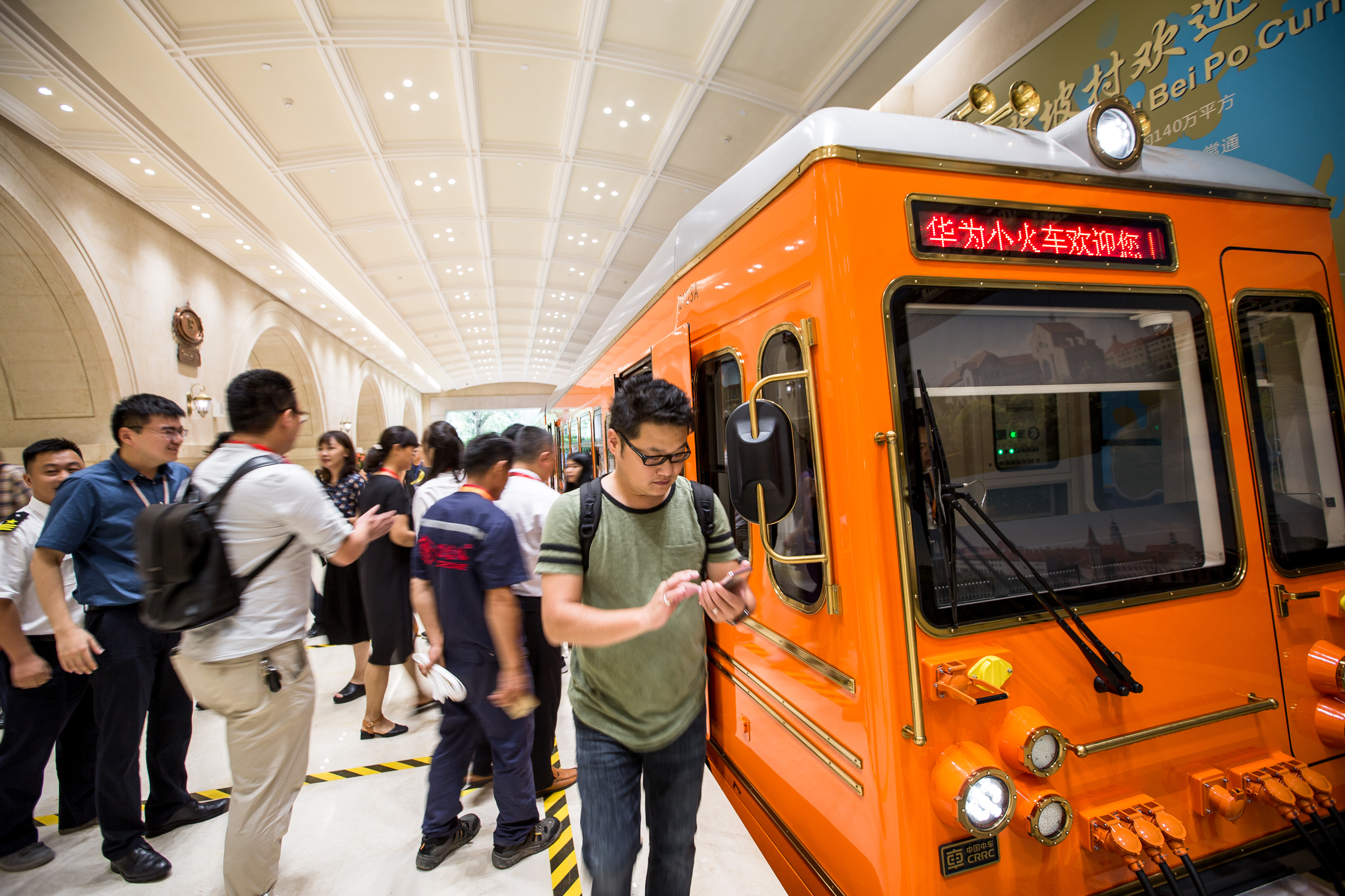 為了接駁員工，華為在總部內蓋了一條5.6公里的鐵路，用小火車繞行接送，沿途停靠讓員工上下車。