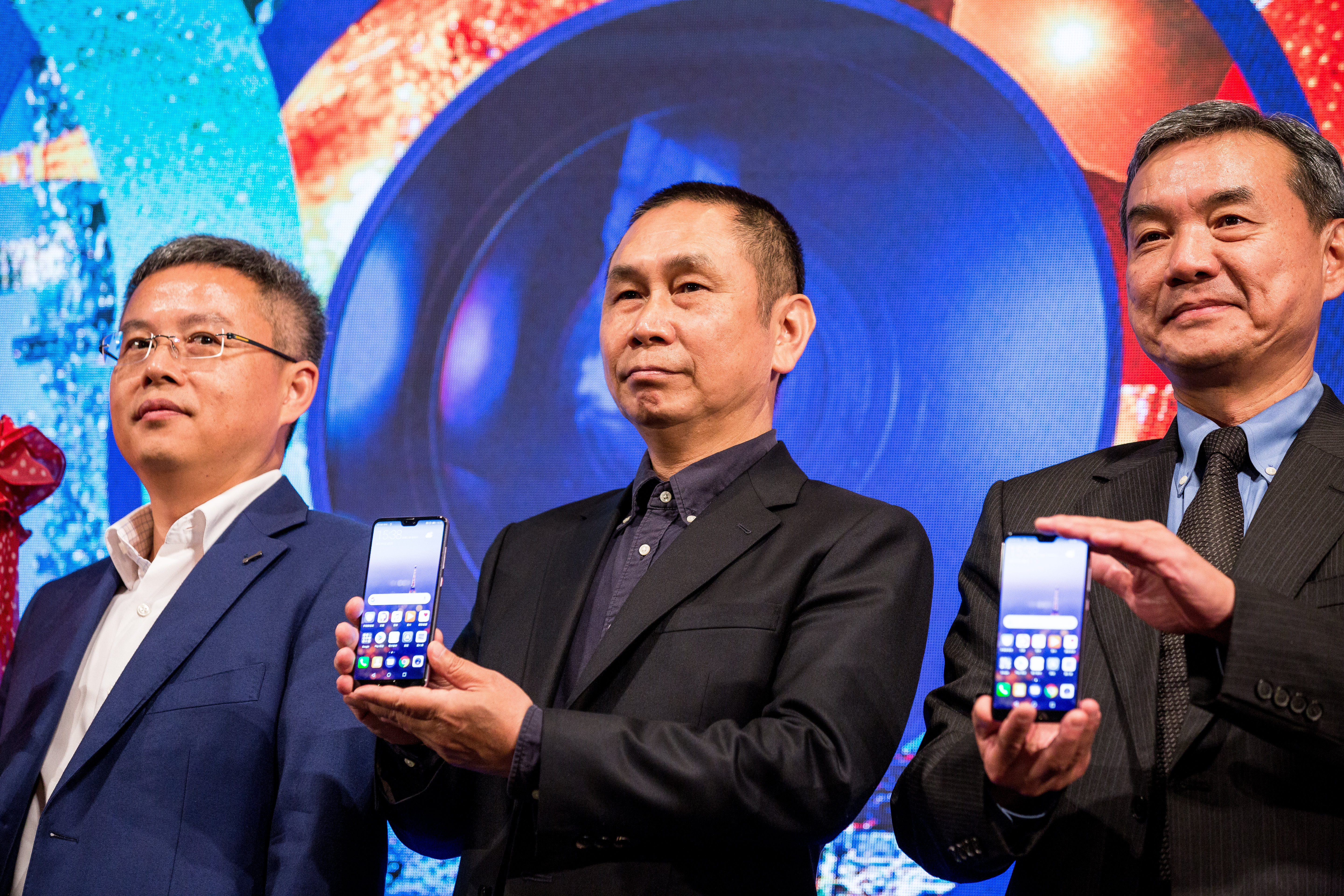 大立光董事長林恩舟（中）親自站台力挺華為首創的3鏡頭手機。