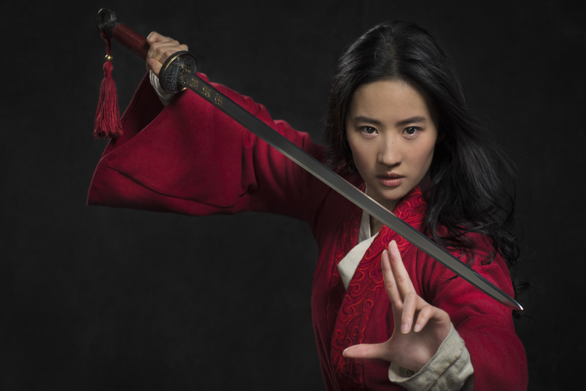 迪士尼真人版電影《花木蘭》選中劉亦菲飾演代父從軍女英雄花木蘭，她的扮相秀美中帶著颯爽英氣，相當值得期待。（台灣迪士尼提供）