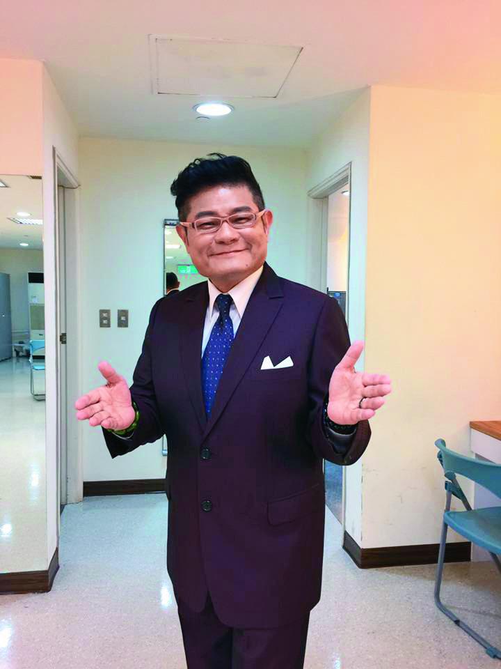 許效舜與妻女相隔台灣與加拿大兩地，感情因而變淡，雙方訴諸離婚，他每月支付約9萬元台幣撫養費。（摘自臉書）