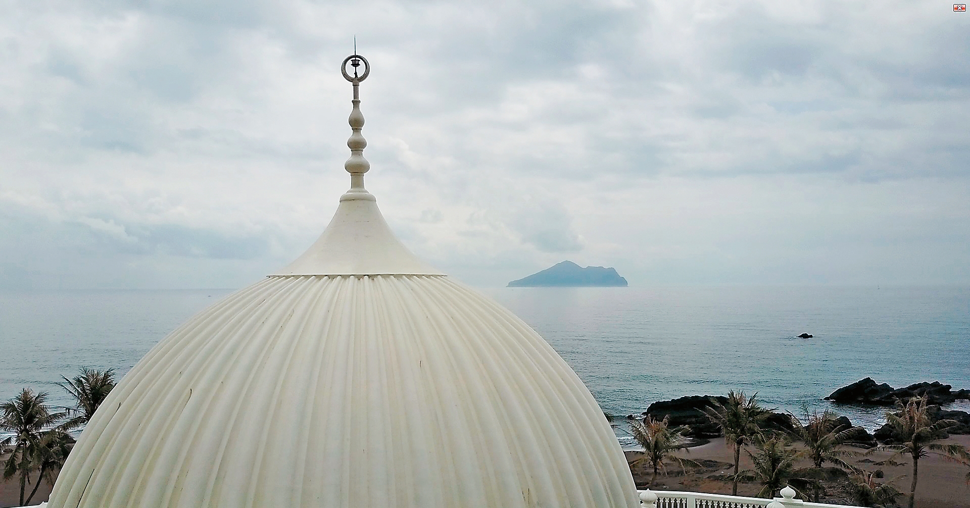 阿拉伯宮的地理位置得天獨厚，坐擁「龜山島景第一排」。