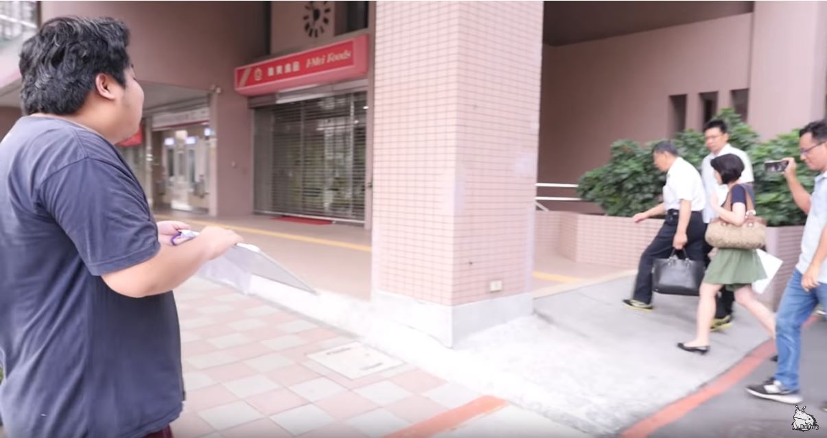 「亞洲統神」張嘉航突襲柯文哲，大聲提問卻被無視。（圖：翻攝自Youtube「蹦蛙娛樂」）