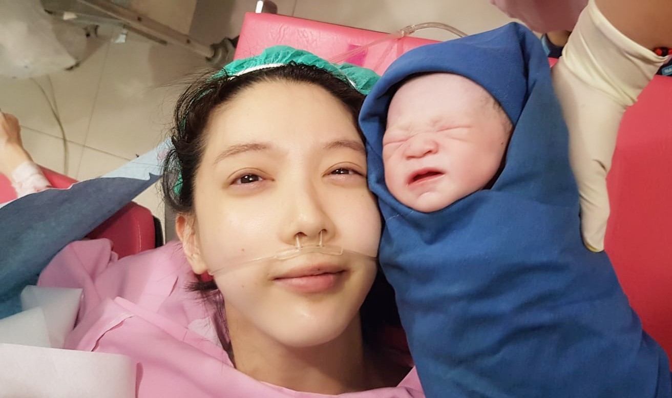 宋米秦昨天順利產女，秀女兒合照。（傳動藝能）