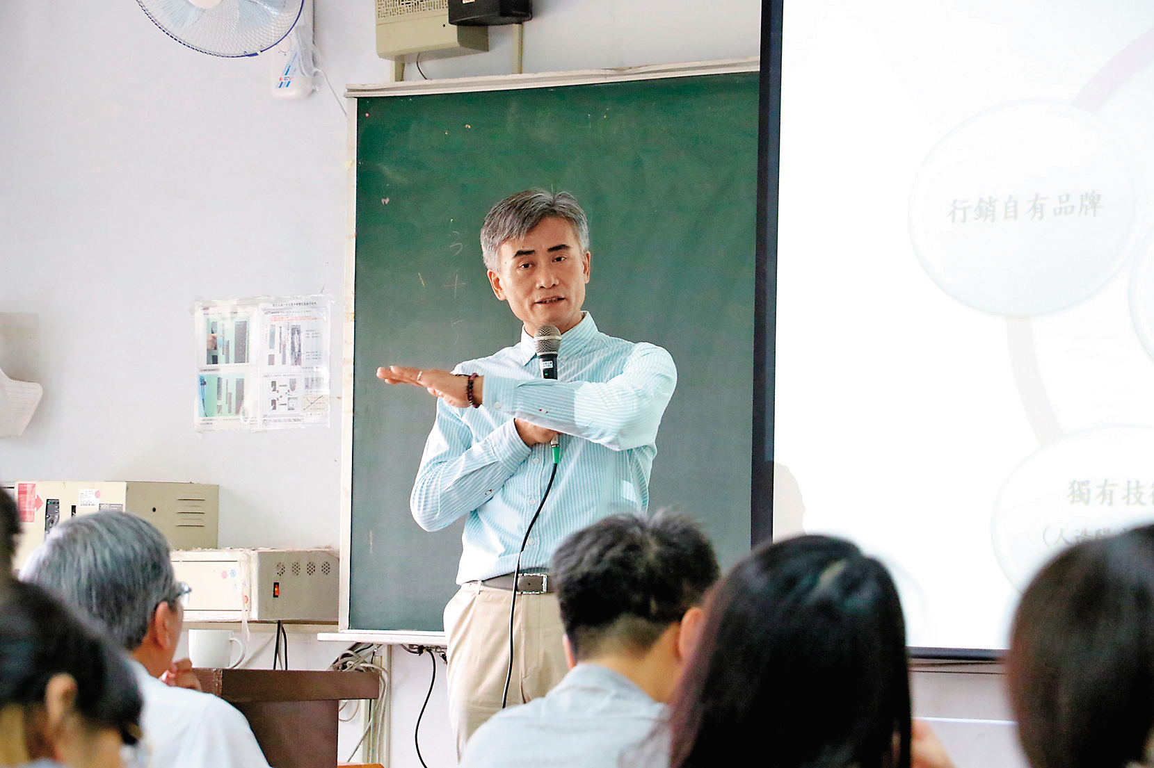 蔡文清曾是模具學徒，後來從事科技業，目前轉戰農業，定期至中興大學農民學堂講課。（翻攝中興大學官網）