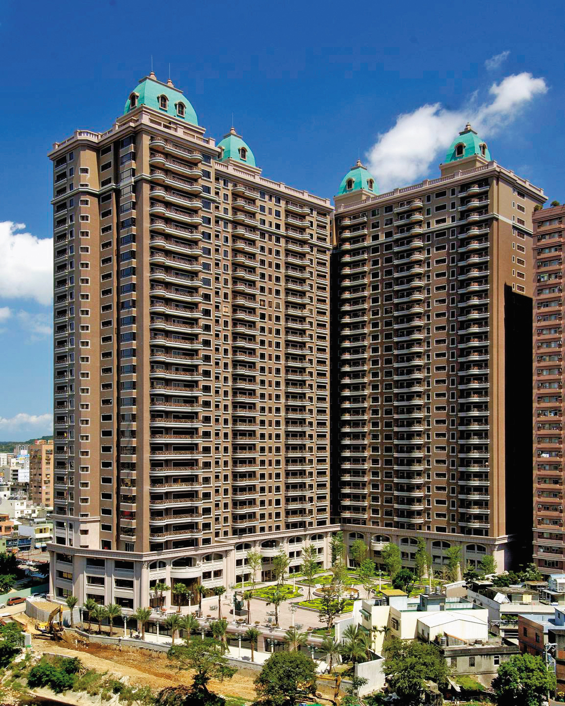 蔡文清曾任桃園中悅帝寶（圖）管委會幹部，2013年在社區開設明會招商投資「野菜工房」科技種菜。（翻攝自京懋建設官網）