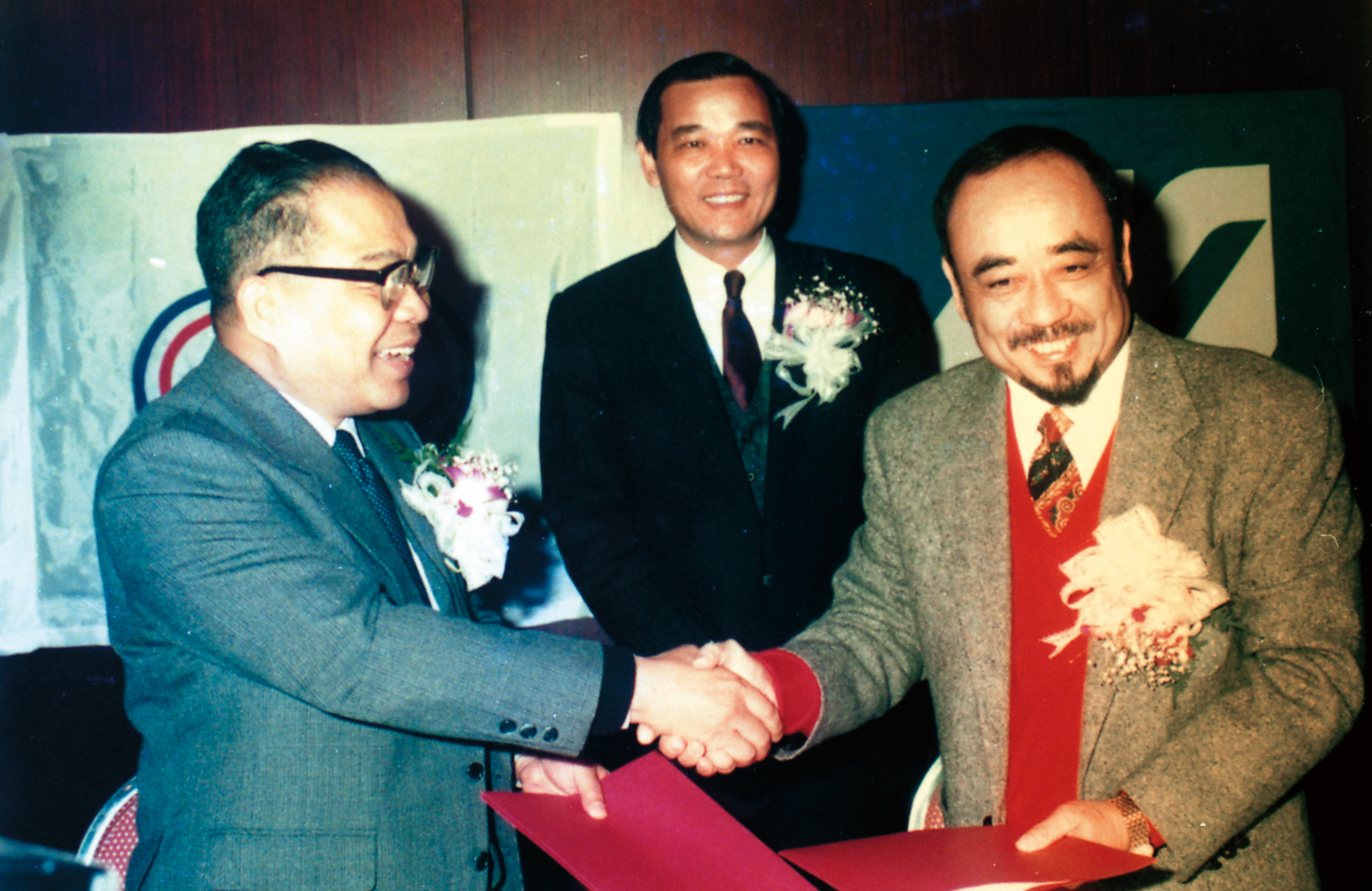 阿拉伯宮屋主林昭文（右）在中東經商致富，累積百億元家產。（中央社）