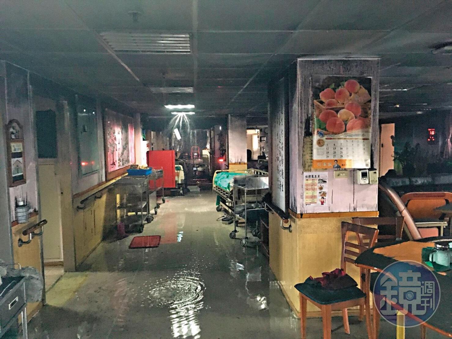 火災後，7樓院區一團混亂，罹難者家屬心中傷痛恐怕難以復原。（翻攝畫面）