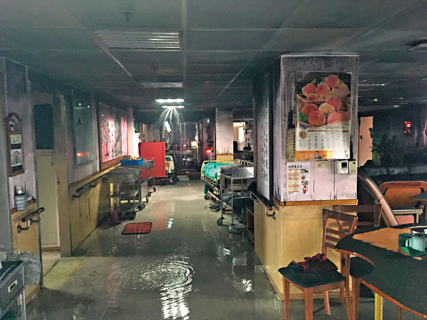 火災後，7樓院區一團混亂，罹難者家屬心中傷痛恐怕難以復原。（翻攝畫面）