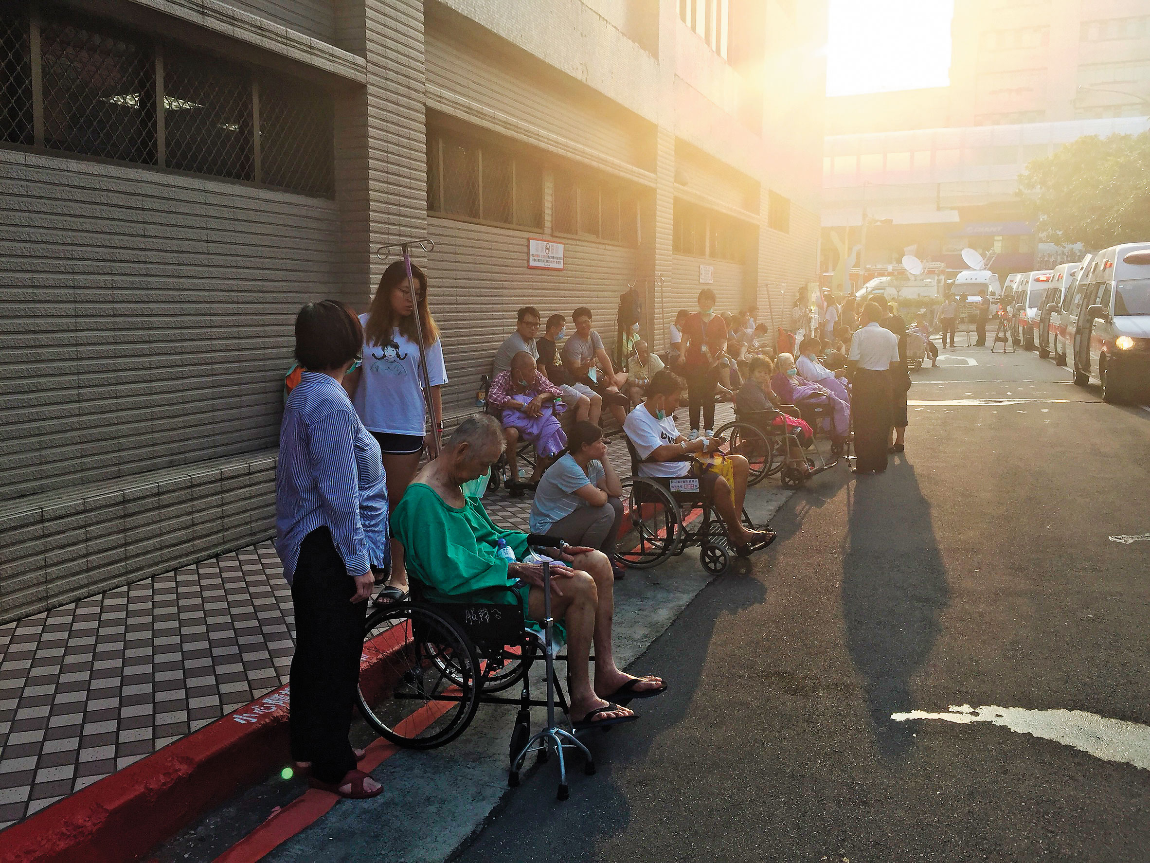 衛生福利部台北醫院護理之家13日凌晨驚傳火警，檢察官今日上午在板橋殯儀館相驗遺體，院方卻屢次阻止家屬與記者接觸。