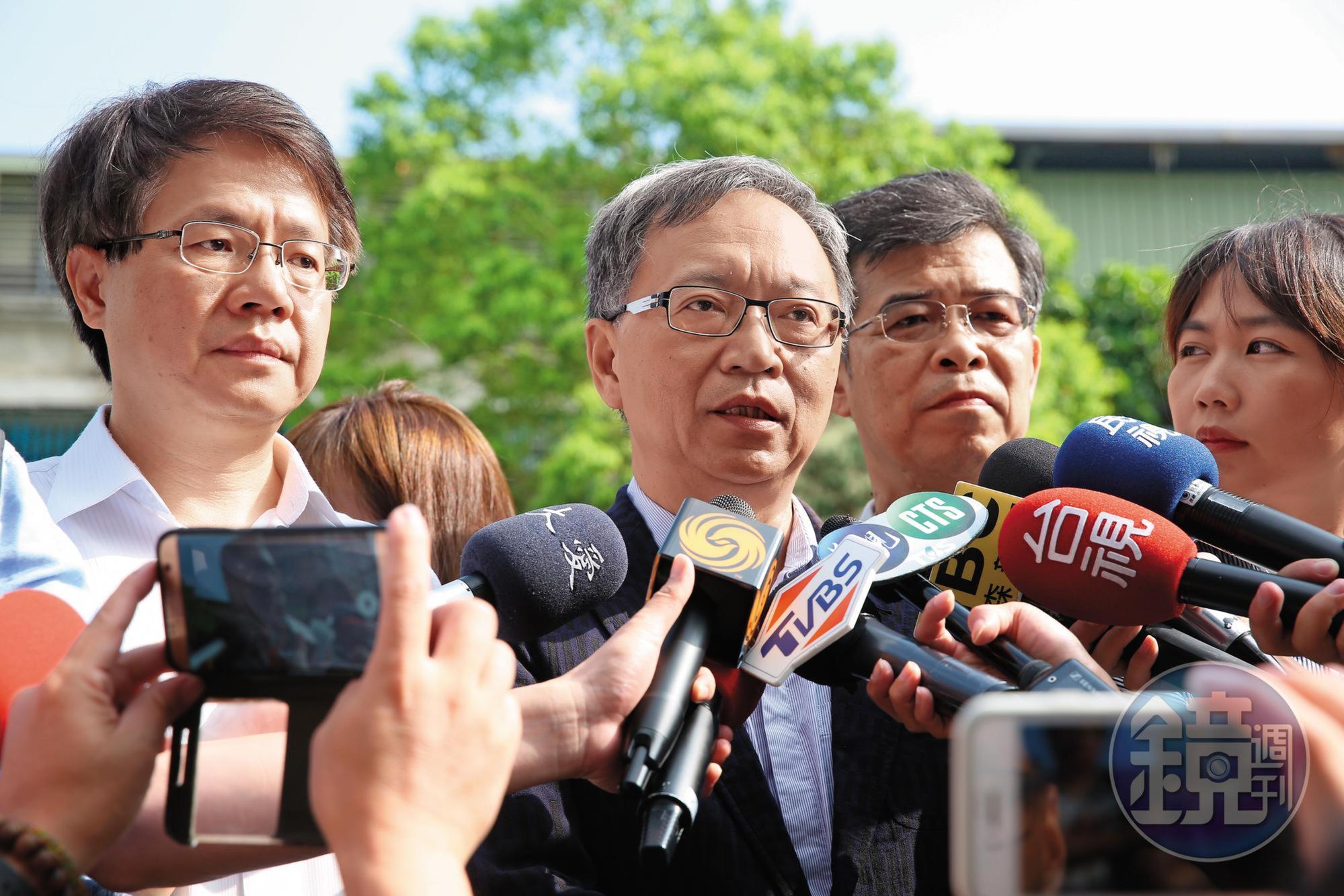 衛福部次長薛瑞元和台北醫院院長徐錦池出面向全國民眾致歉。