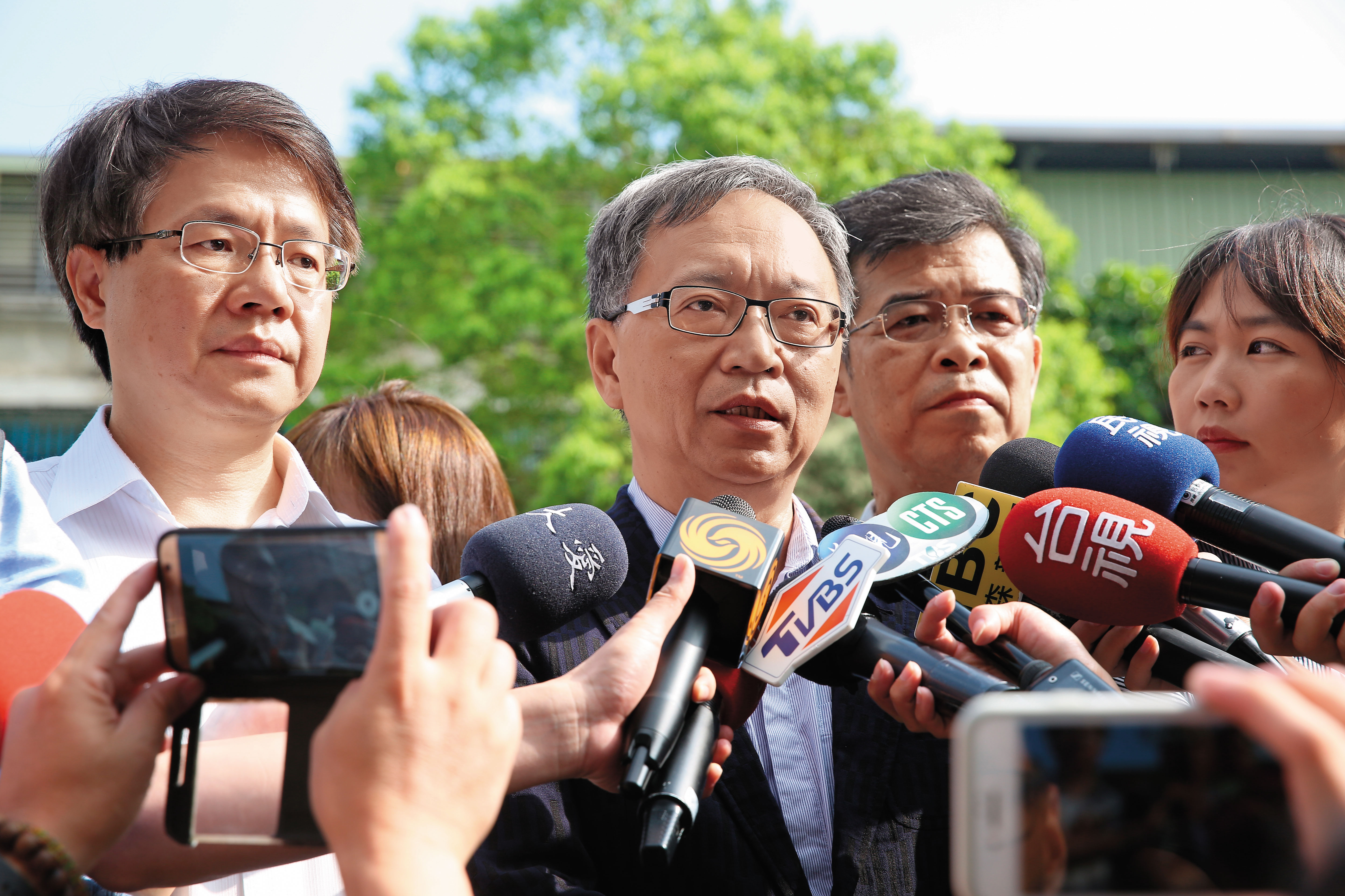 衛福部次長薛瑞元和台北醫院院長徐錦池出面向全國民眾致歉。