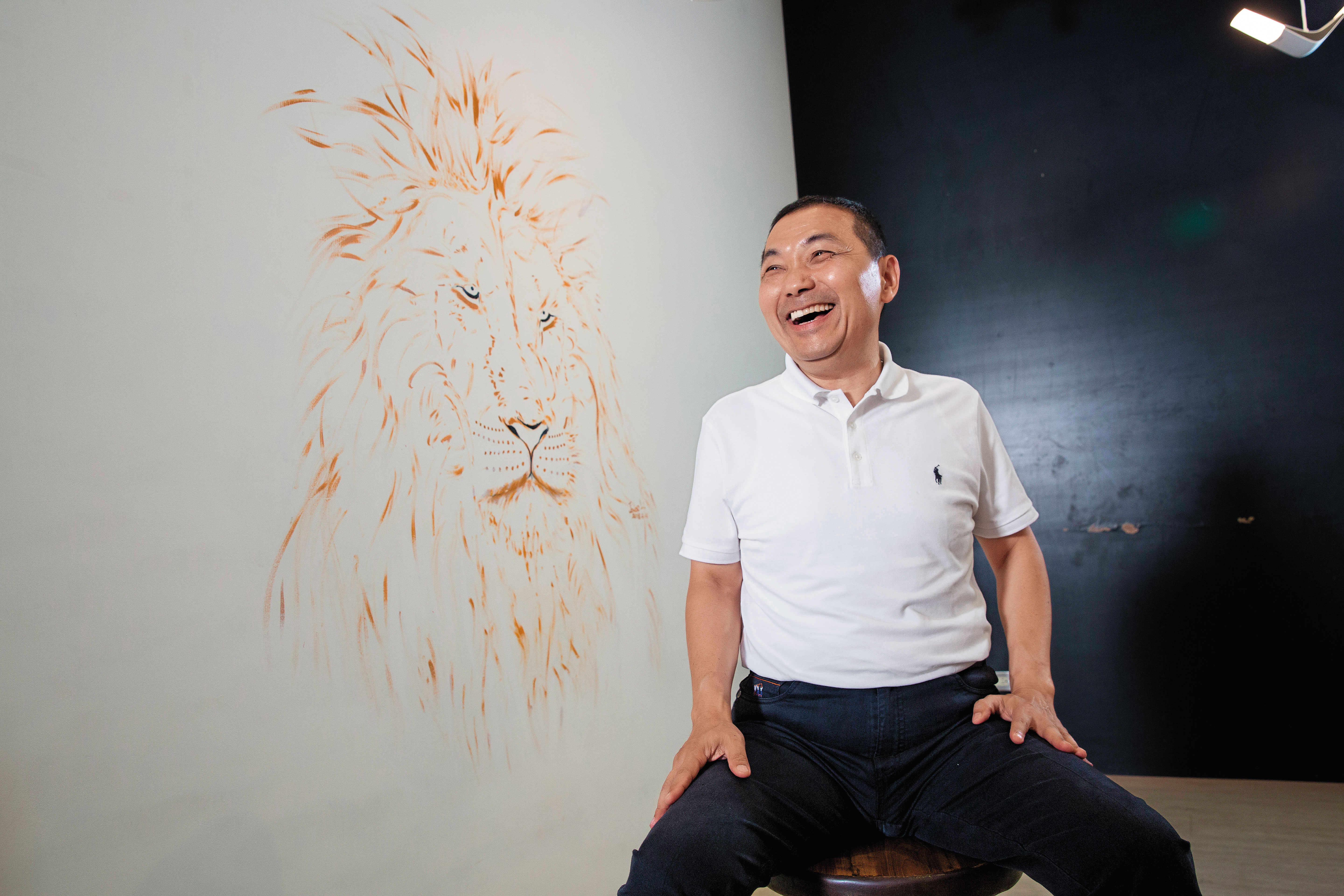 國民黨新北市長參選人侯友宜主打安居樂業，藉由科技安全城、托育倍增、公辦都更、特色產業發展，讓市民過好日子。（註：侯辦選板橋文創咖啡廳接受專訪，牆上有幅獅子畫像。）