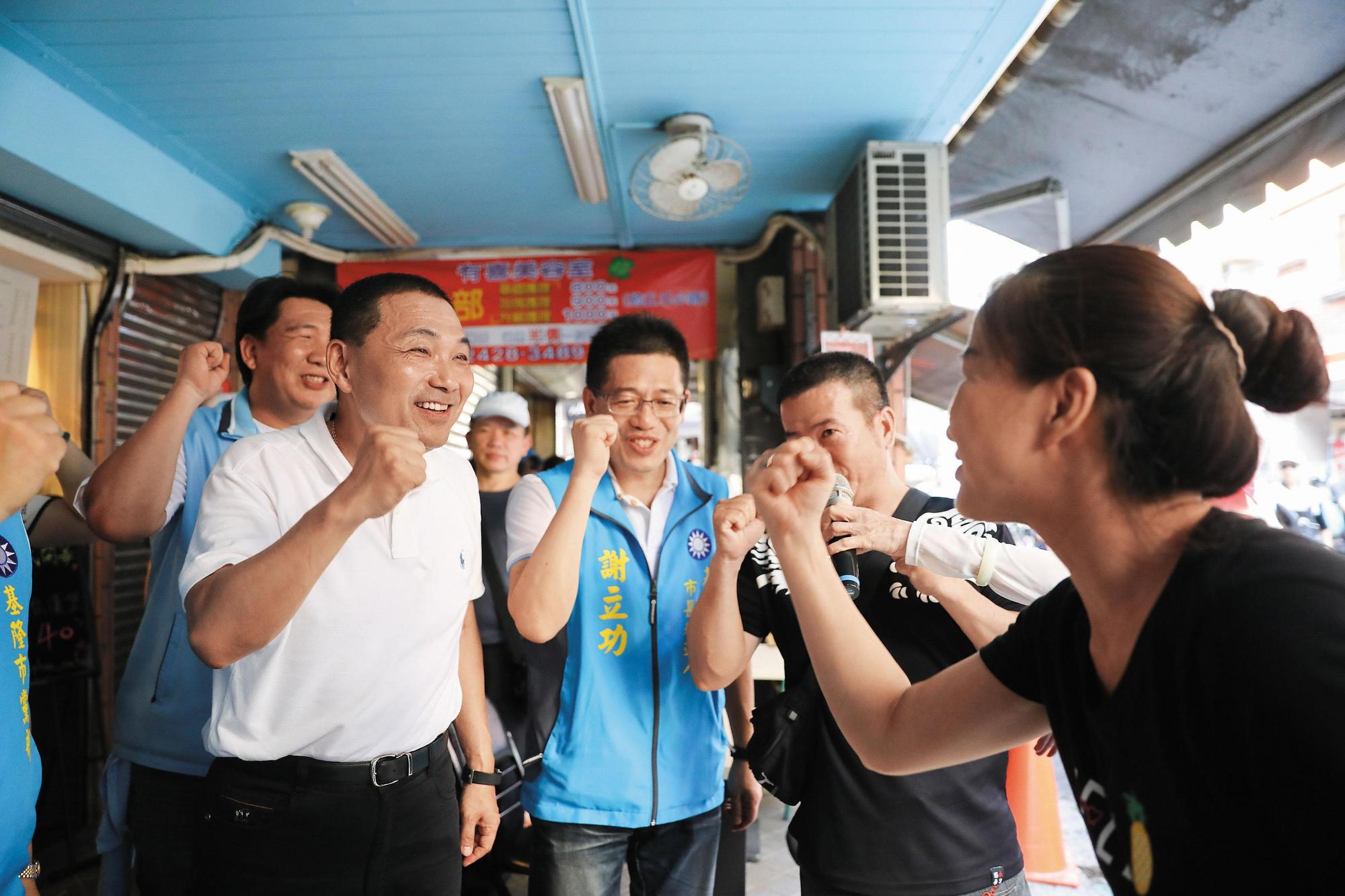 侯友宜成為國民黨2018領頭羊,各縣市長候選人都搶著找他輔選,侯上週剛到基隆力挺市長參選人謝立功。(侯友宜選辦提供)