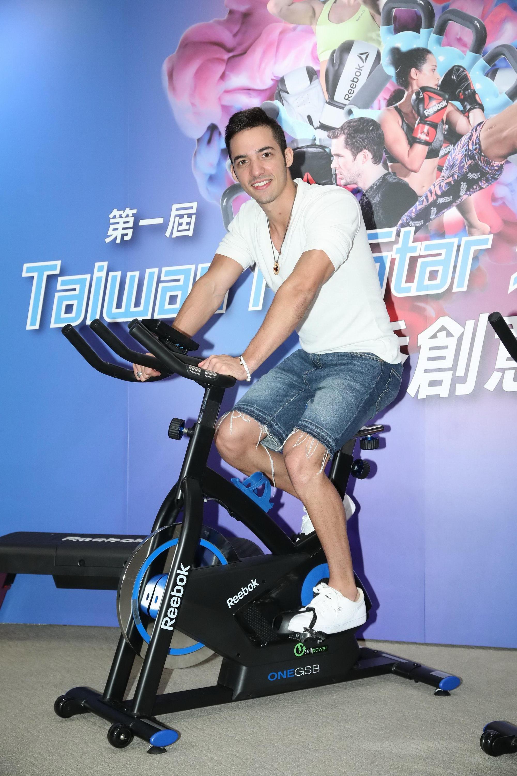 費丹尼喜愛運動,覺得家裡要有一些運動器材才更有動力健身。(ReeBok Fit Star提供)