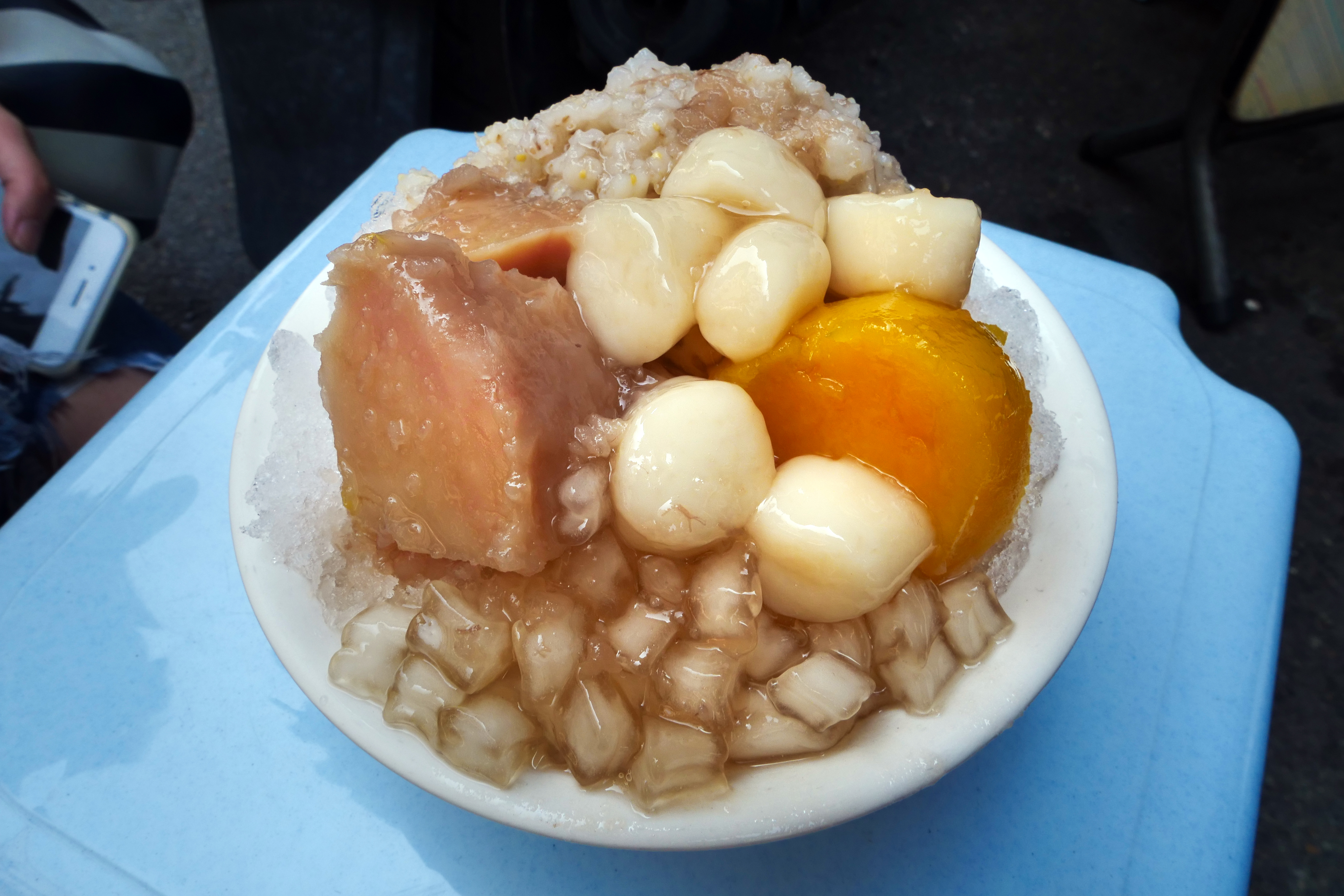 手切的純米湯圓與小冰塊般的粉角是台南老冰店必備的配料。（45元／碗）