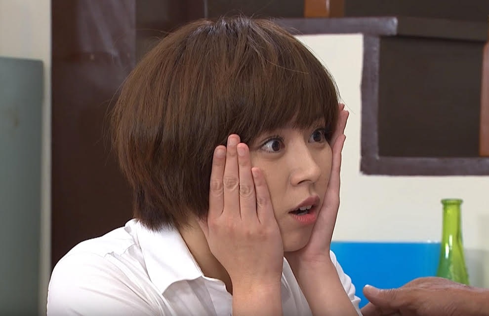 王瞳在《大時代》剪香菇頭超年輕登場。（民視提供）