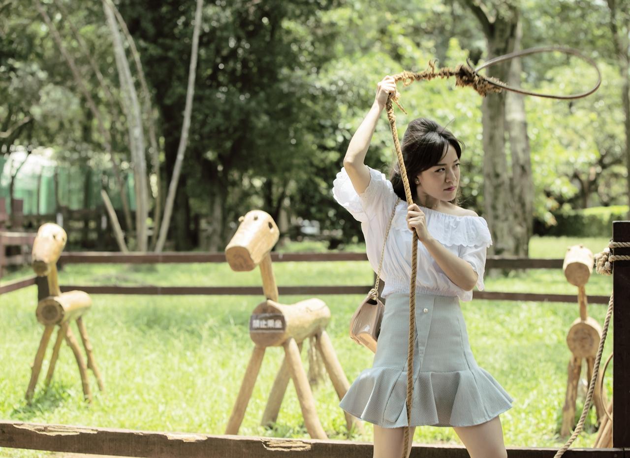 林彥君飾演的夏家大姊夏順,在劇中有「夏女王」的封號,經常要霸氣使喚妹妹吳心緹。(華視提供)