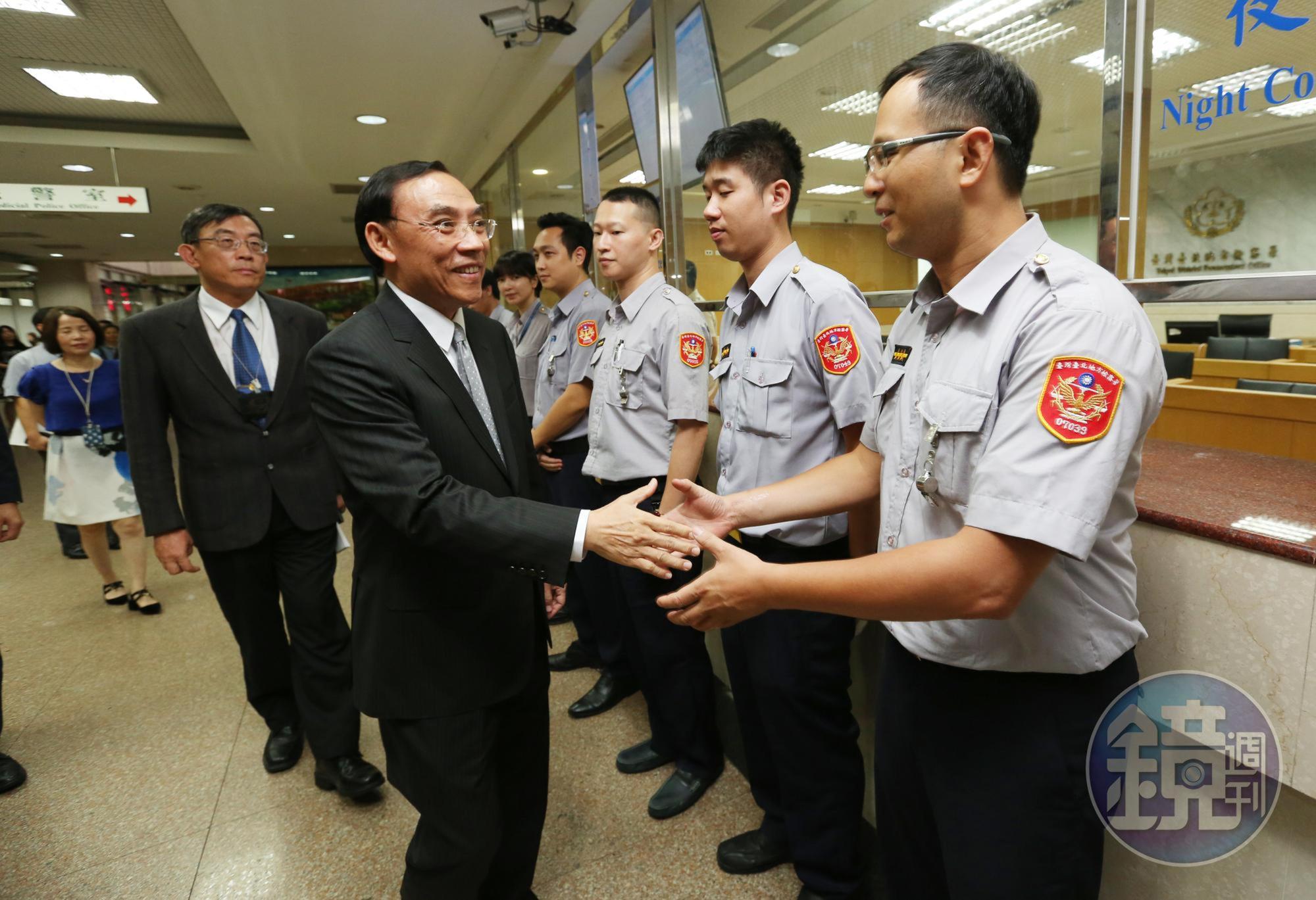蔡清祥除向檢察官致意,也向基層的法警同仁們打氣,並逐一握手問候。