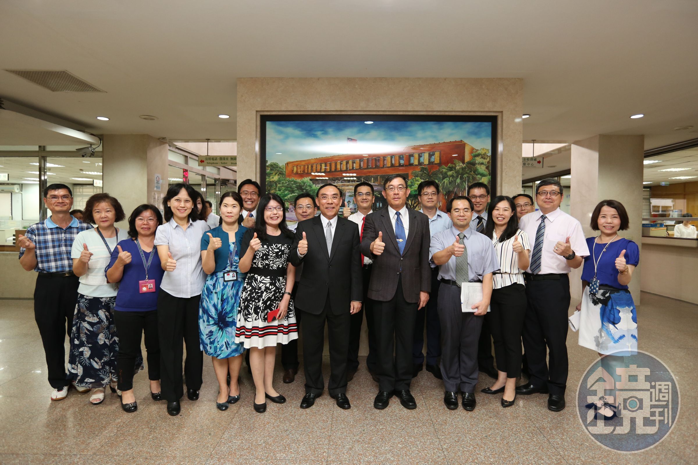 法務部長蔡清祥上任後，展現親民作風，首度視察北檢，與檢察長邢泰釗及主任檢察官們合影留念。