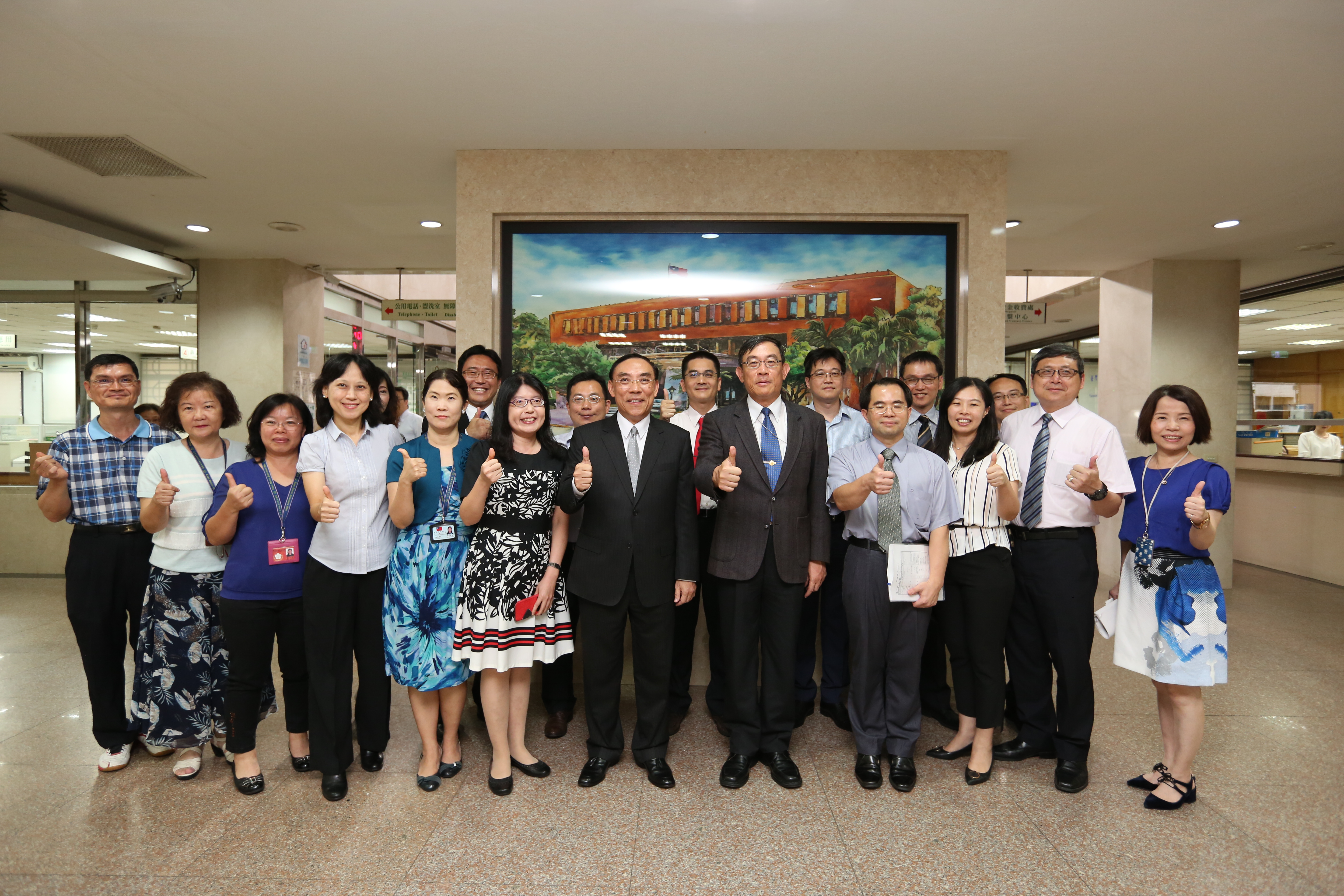 法務部長蔡清祥上任後，展現親民作風，首度視察北檢，與檢察長邢泰釗及主任檢察官們合影留念。