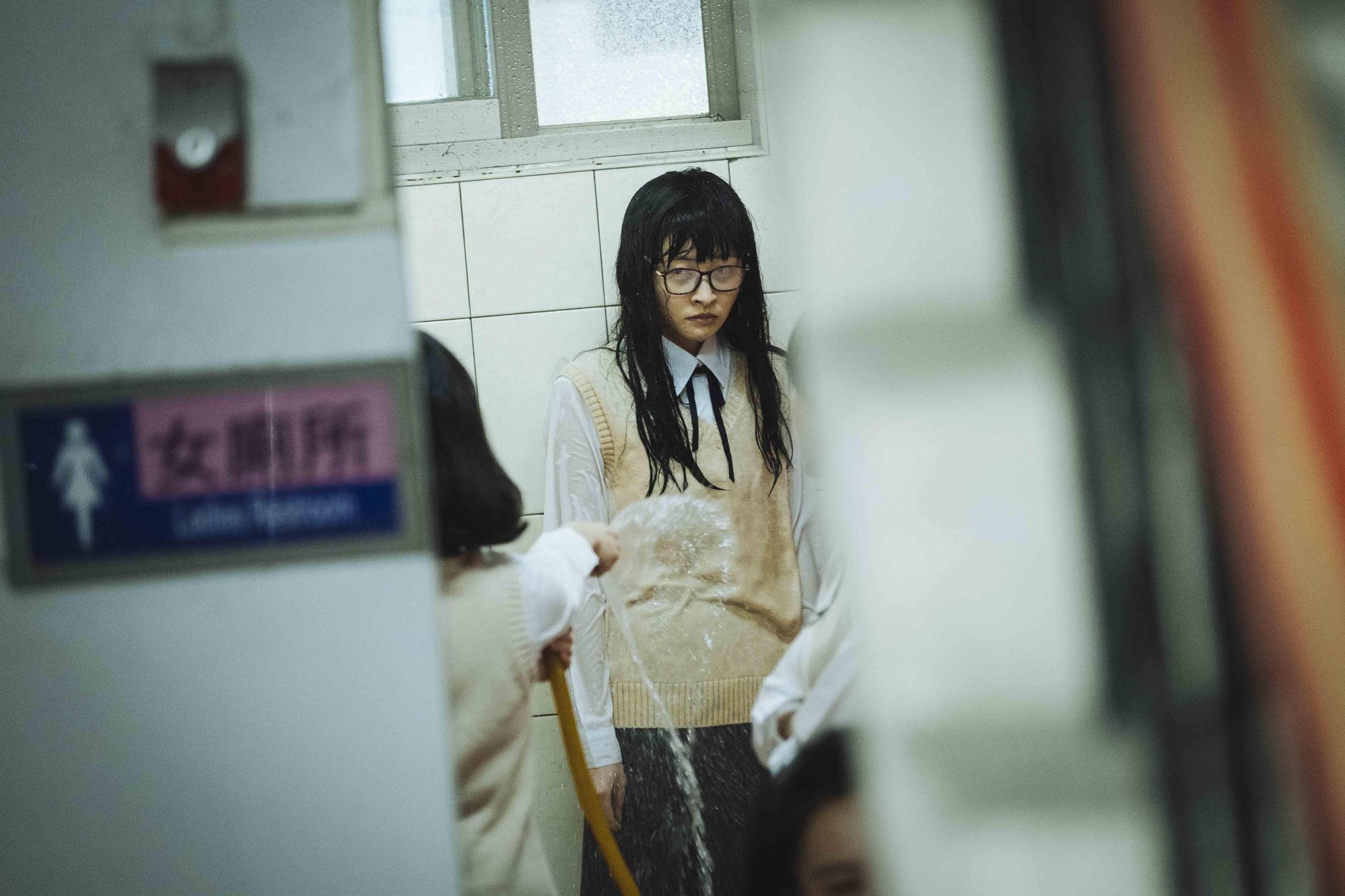 李亞臻在片中歷經各種慘事,被人用水管噴溼全身。(華影國際提供)
