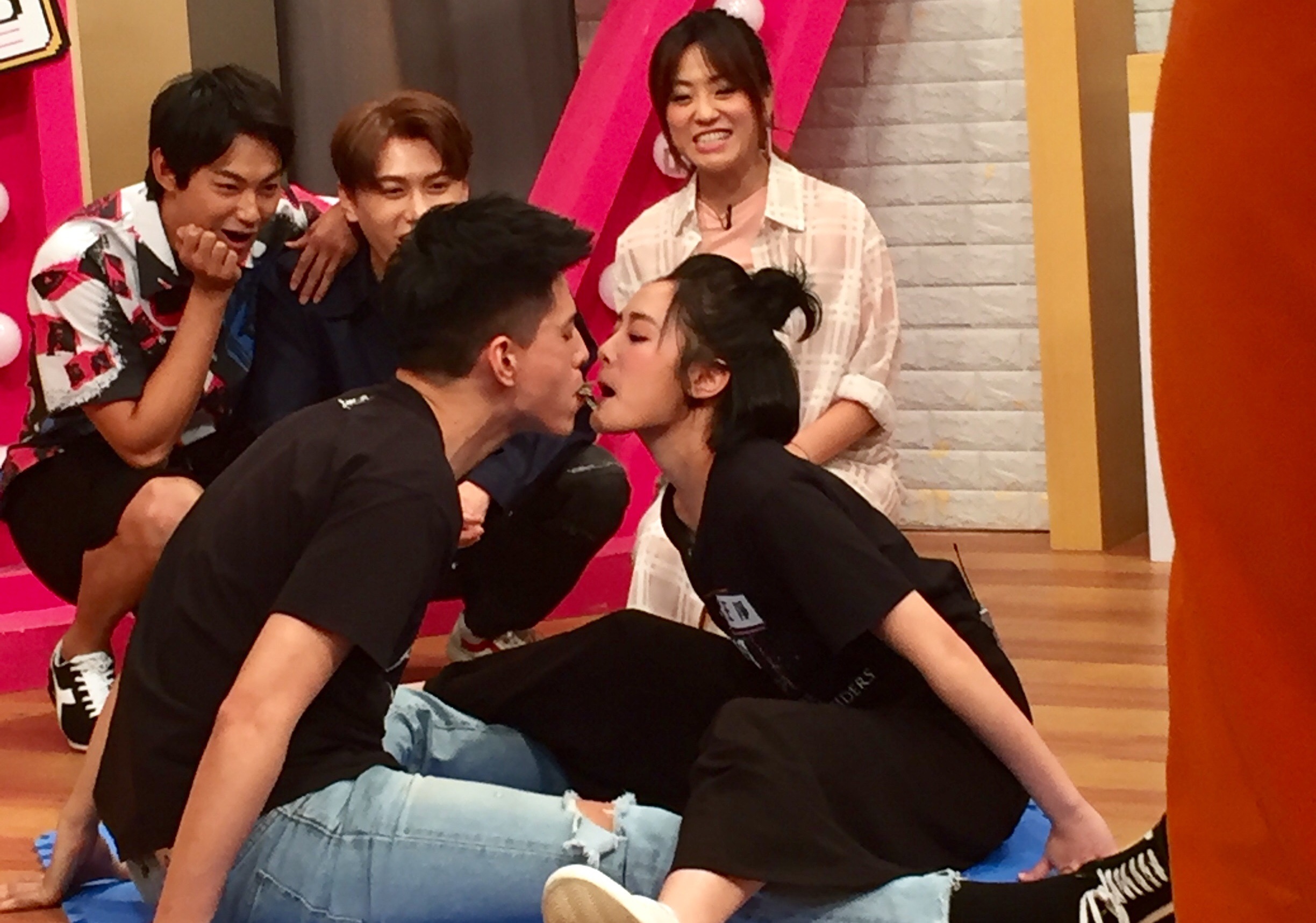 林柏叡和王淨用嘴傳小魚乾，一旁威廉、邱宇辰與海裕芬看得津津有味。（17Media提供）