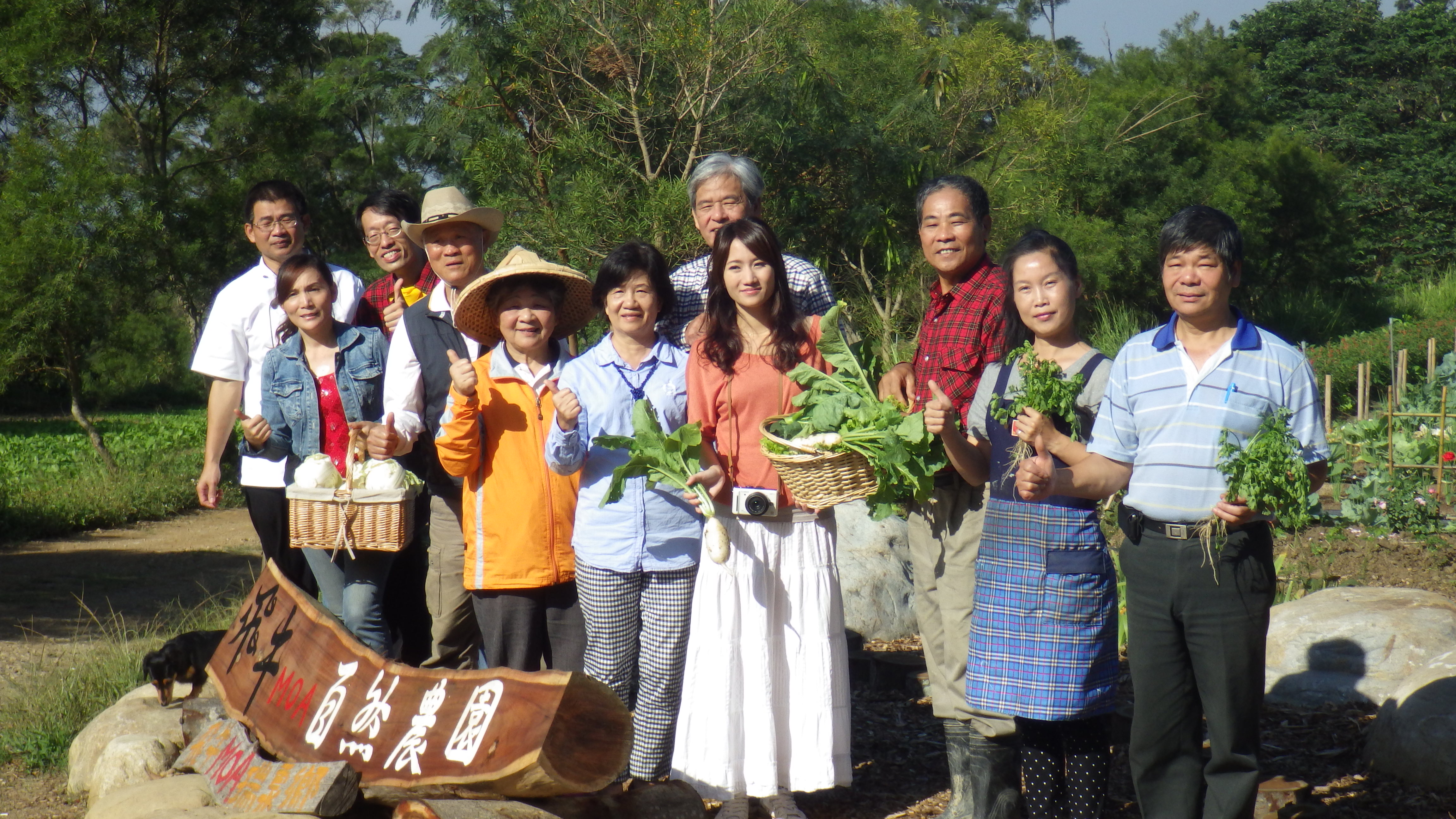 飛牛牧場有不少體驗活動，圖為在自然農園體驗食農料理之樂。（飛牛牧場提供）