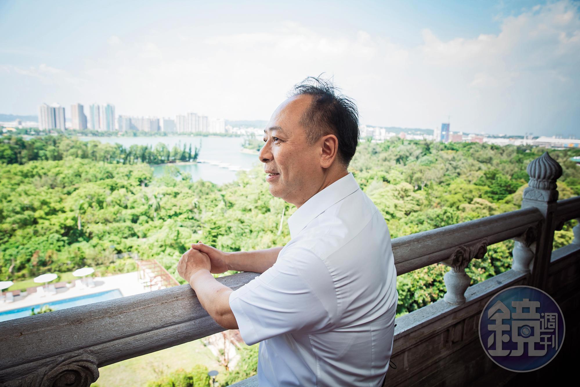 從5樓宴會廳外往下看，能俯瞰不遠處的澄清湖，張學舜最喜歡高雄圓山這處角落。