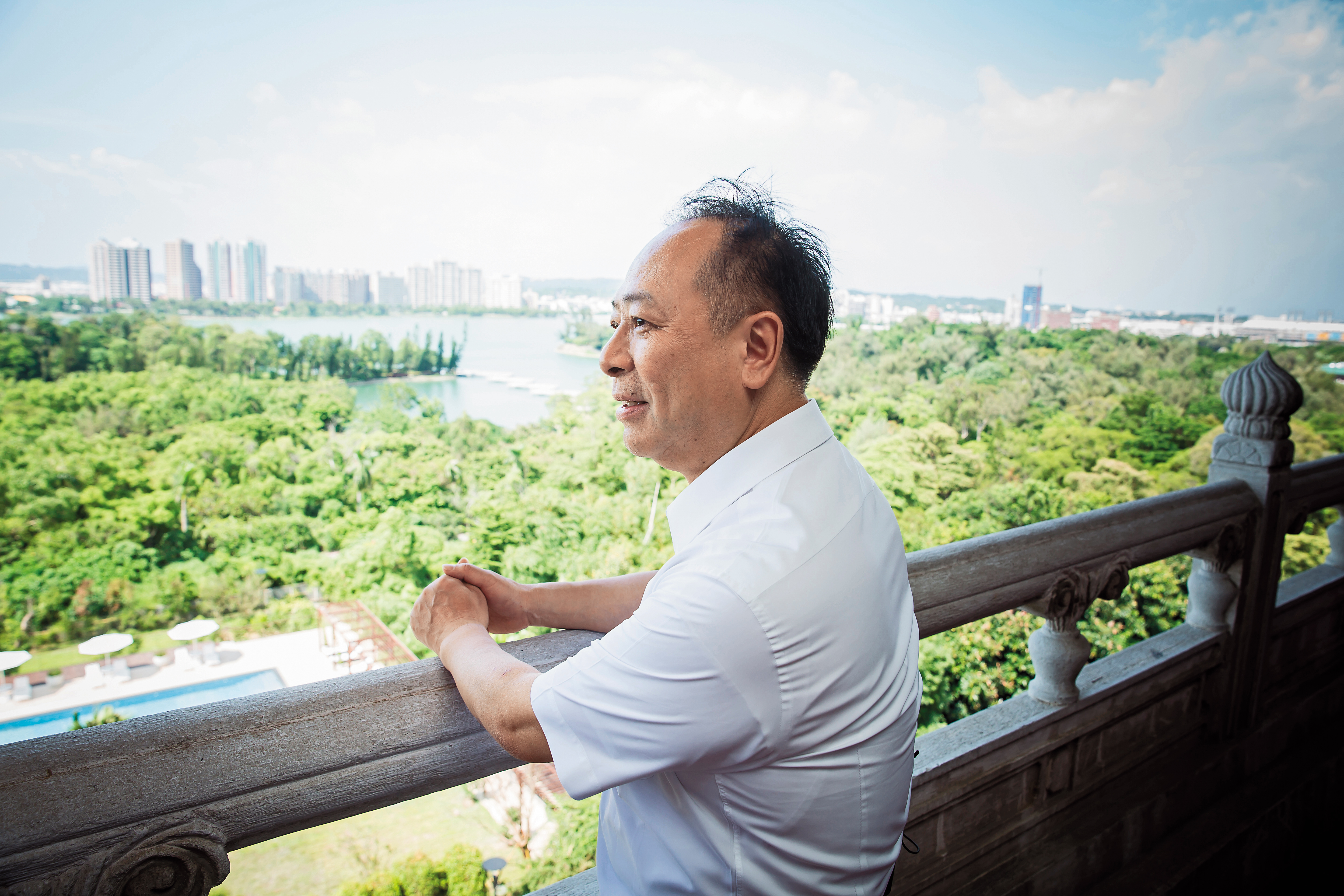 從5樓宴會廳外往下看,能俯瞰不遠處的澄清湖,張學舜最喜歡高雄圓山這處角落。