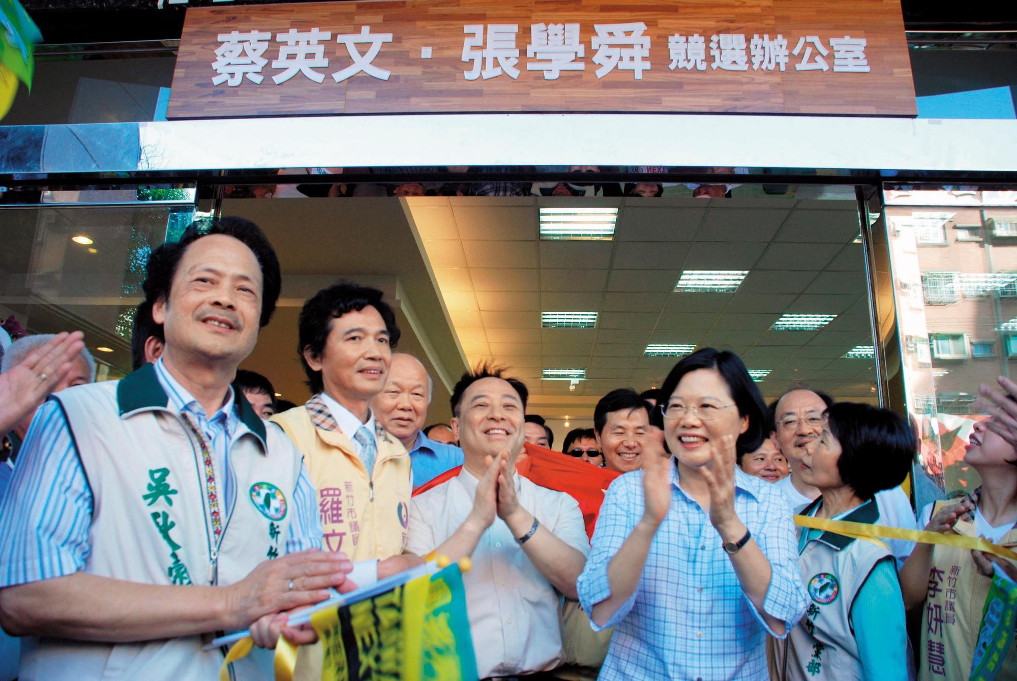 曾在總統選舉時為蔡英文（前右）拉得不少客家區選票，張學舜（前左）在政商界資歷深厚，對經營也很有想法。（中央社）