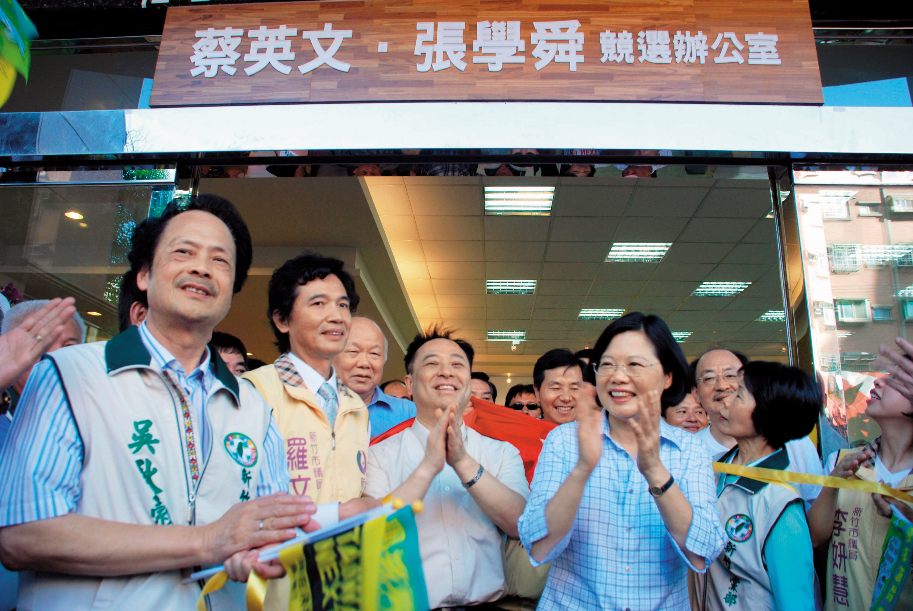 曾在總統選舉時為蔡英文(前右)拉得不少客家區選票,張學舜(前左)在政商界資歷深厚,對經營也很有想法。(中央社)