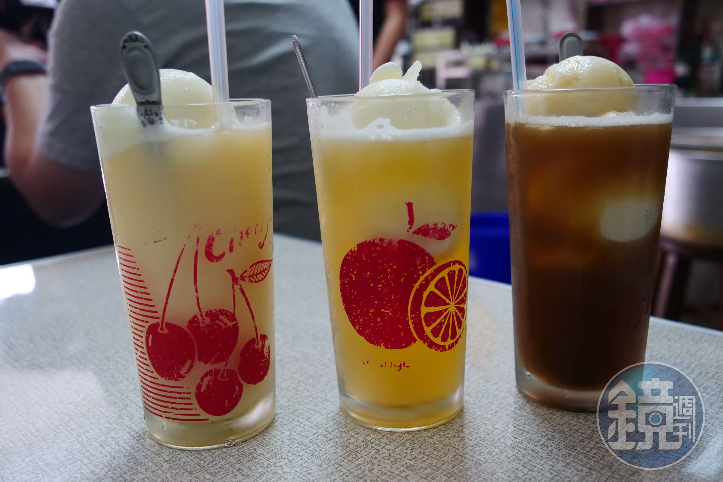 「吉美冰店」有古早味桔子水搭配清爽的香蕉冰。