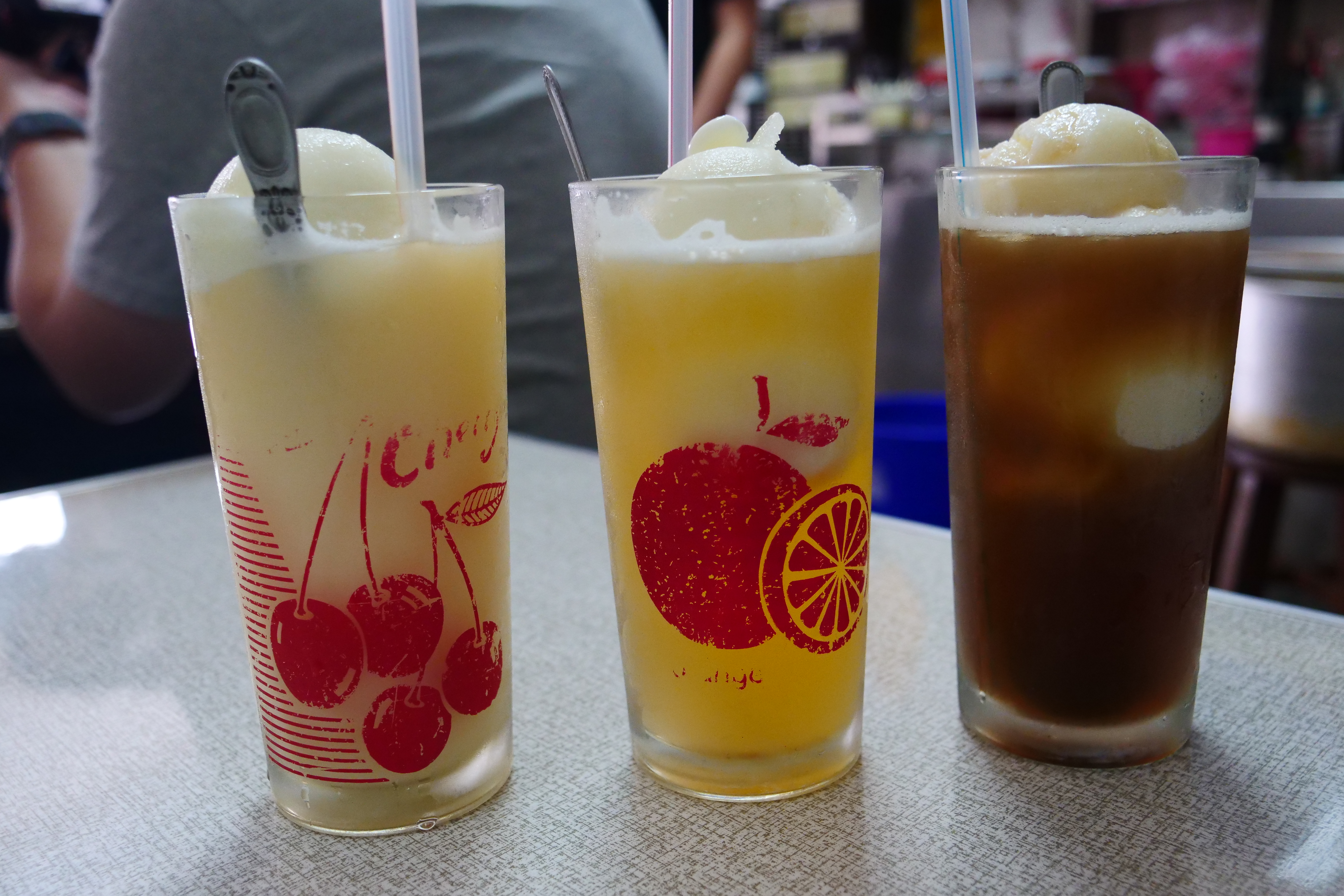 「吉美冰店」有古早味桔子水搭配清爽的香蕉冰。