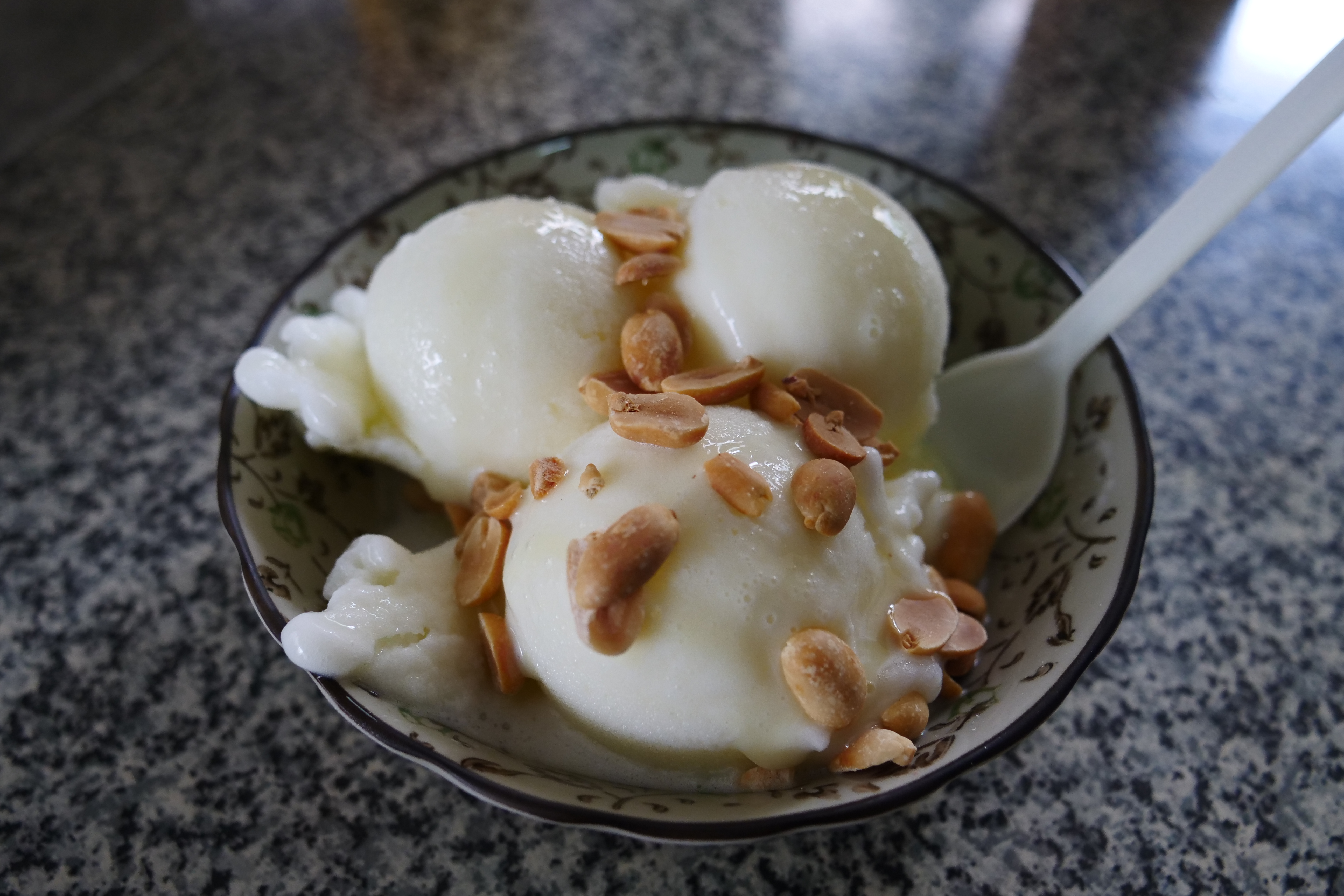 灑上硬脆花生米的香蕉冰口味獨特。