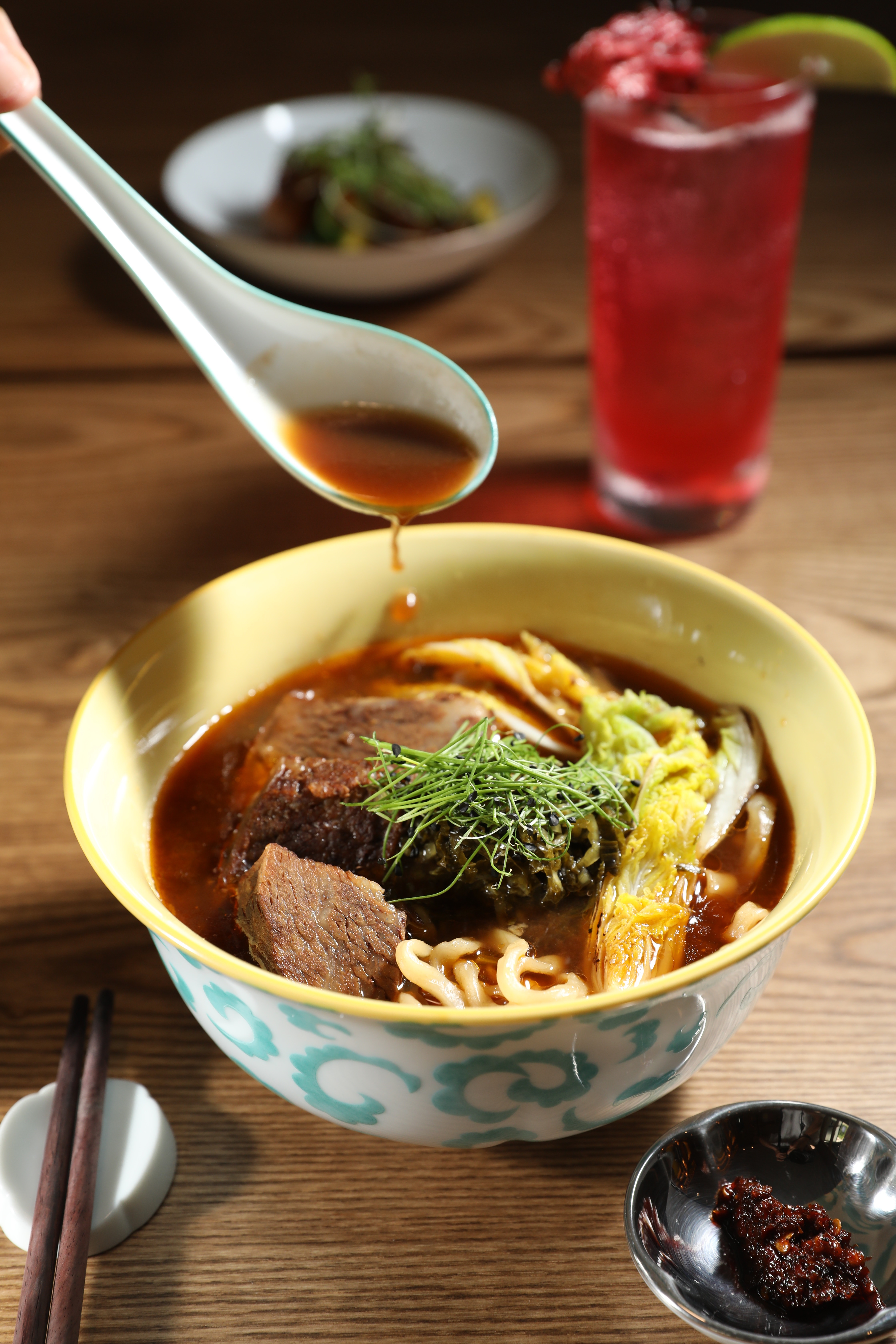 湯頭特選屏東日曬純釀黑豆醬油製作。