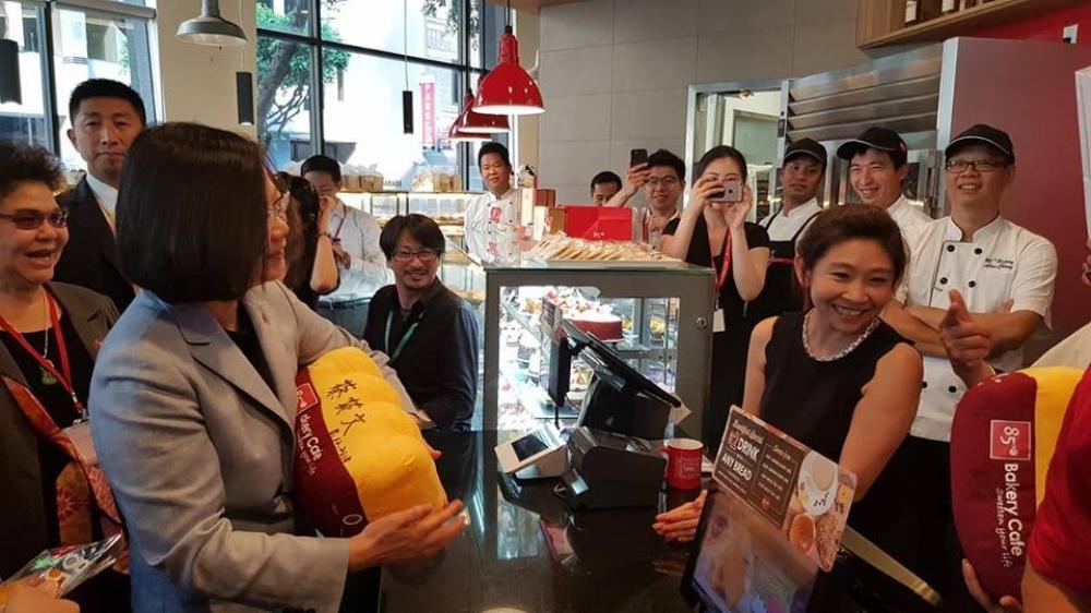 總統蔡英文車隊經過85度C咖啡店時，蔡英文和隨團立委下車買咖啡，此舉卻引起對岸網友憤怒。（取自立委蔡適應臉書）